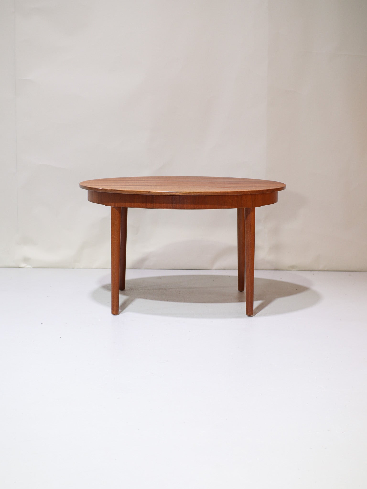 Extendable_round_dining_table_teak_vintage_Danish_1960s