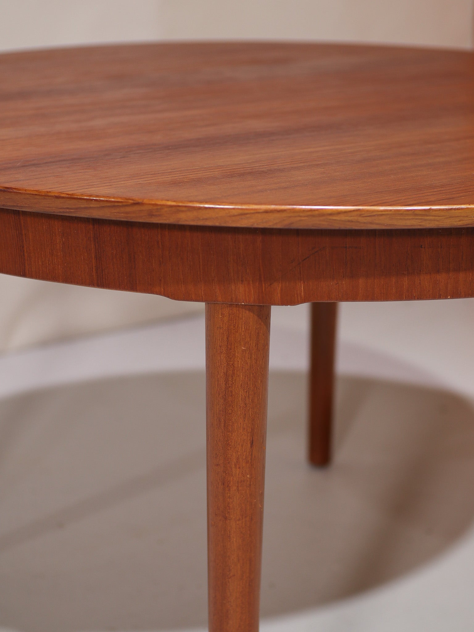 Extendable_round_dining_table_teak_vintage_Danish_1960s