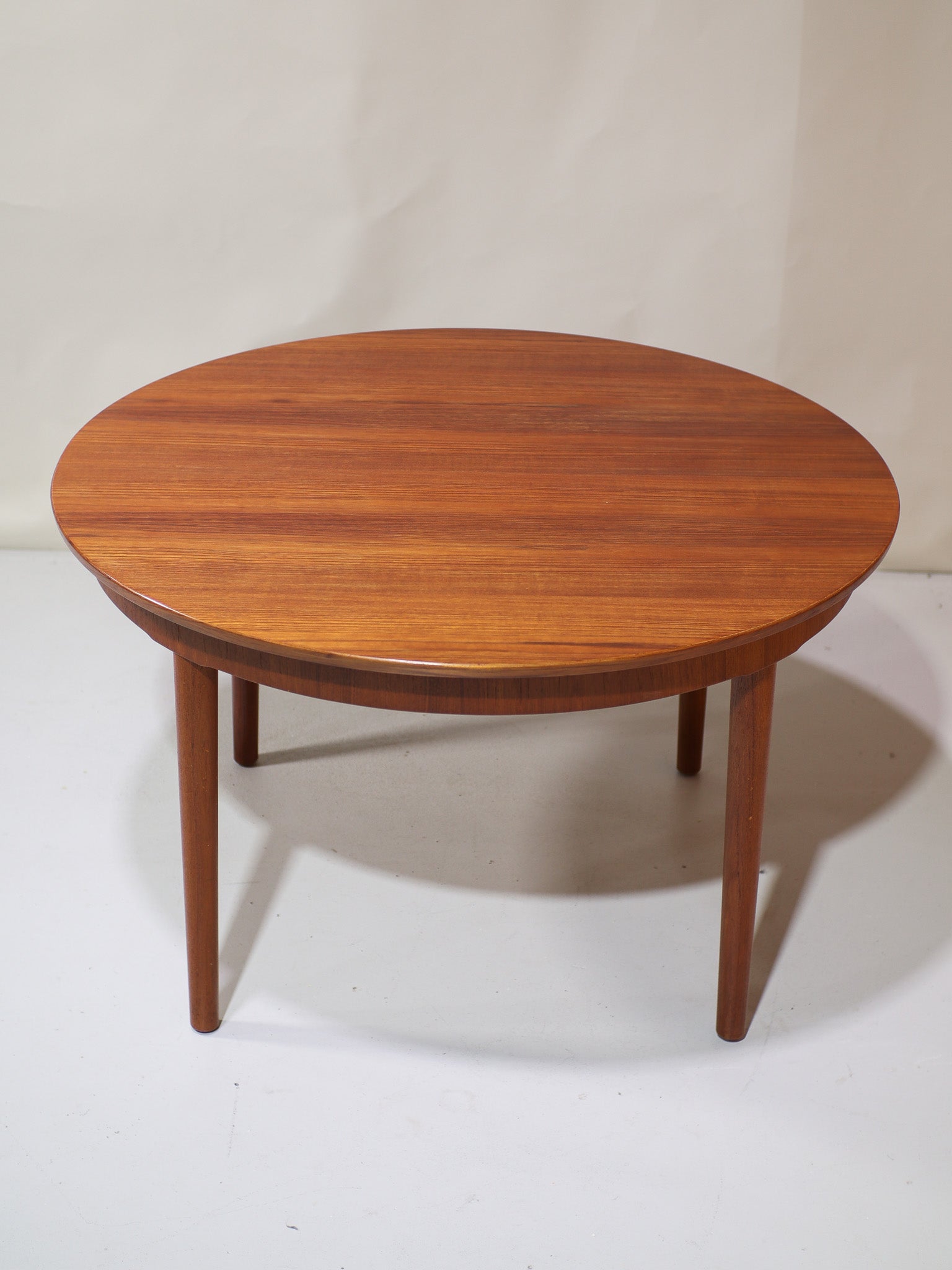 Extendable_round_dining_table_teak_vintage_Danish_1960s