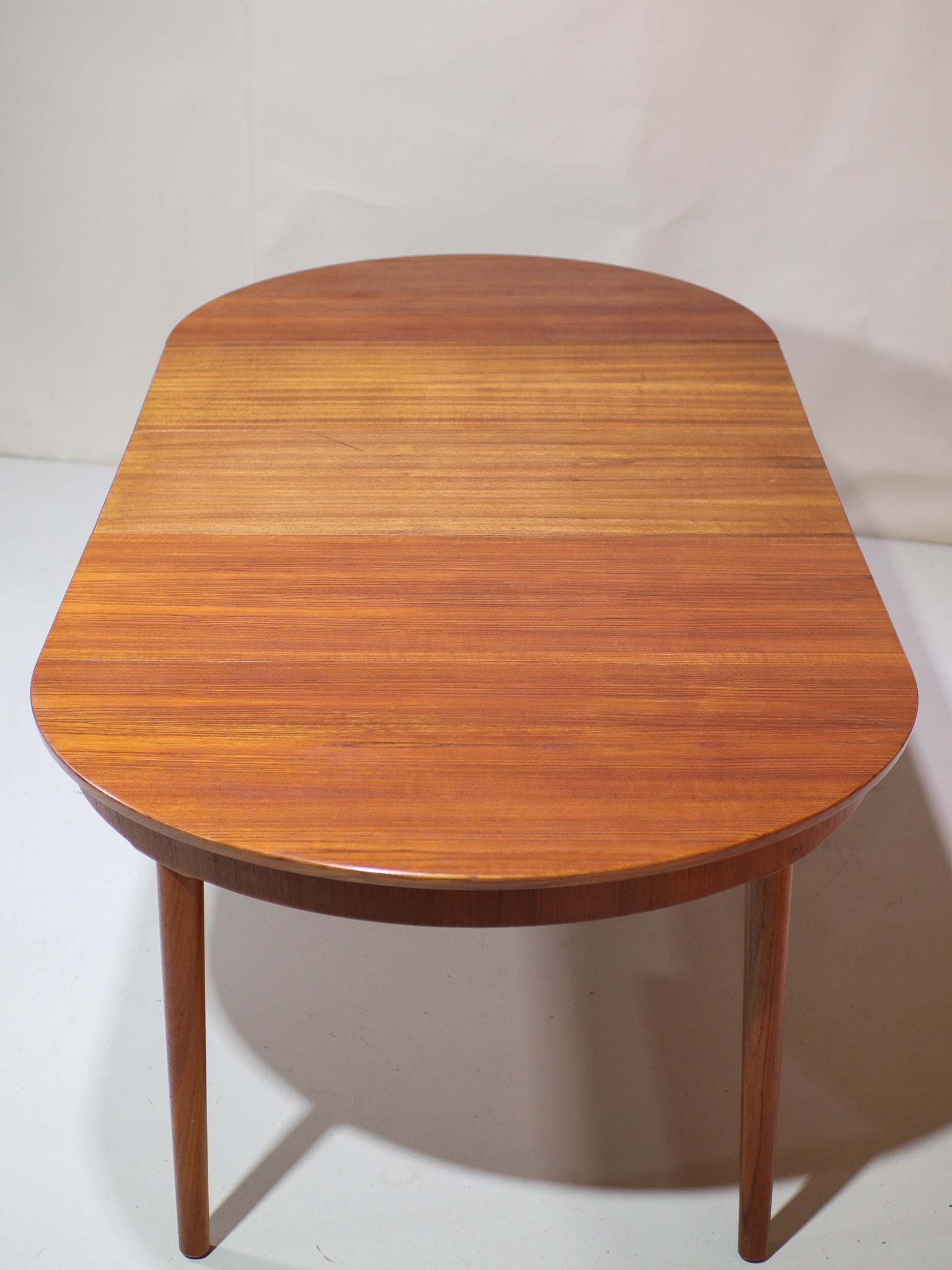 Extendable_round_dining_table_teak_vintage_Danish_1960s
