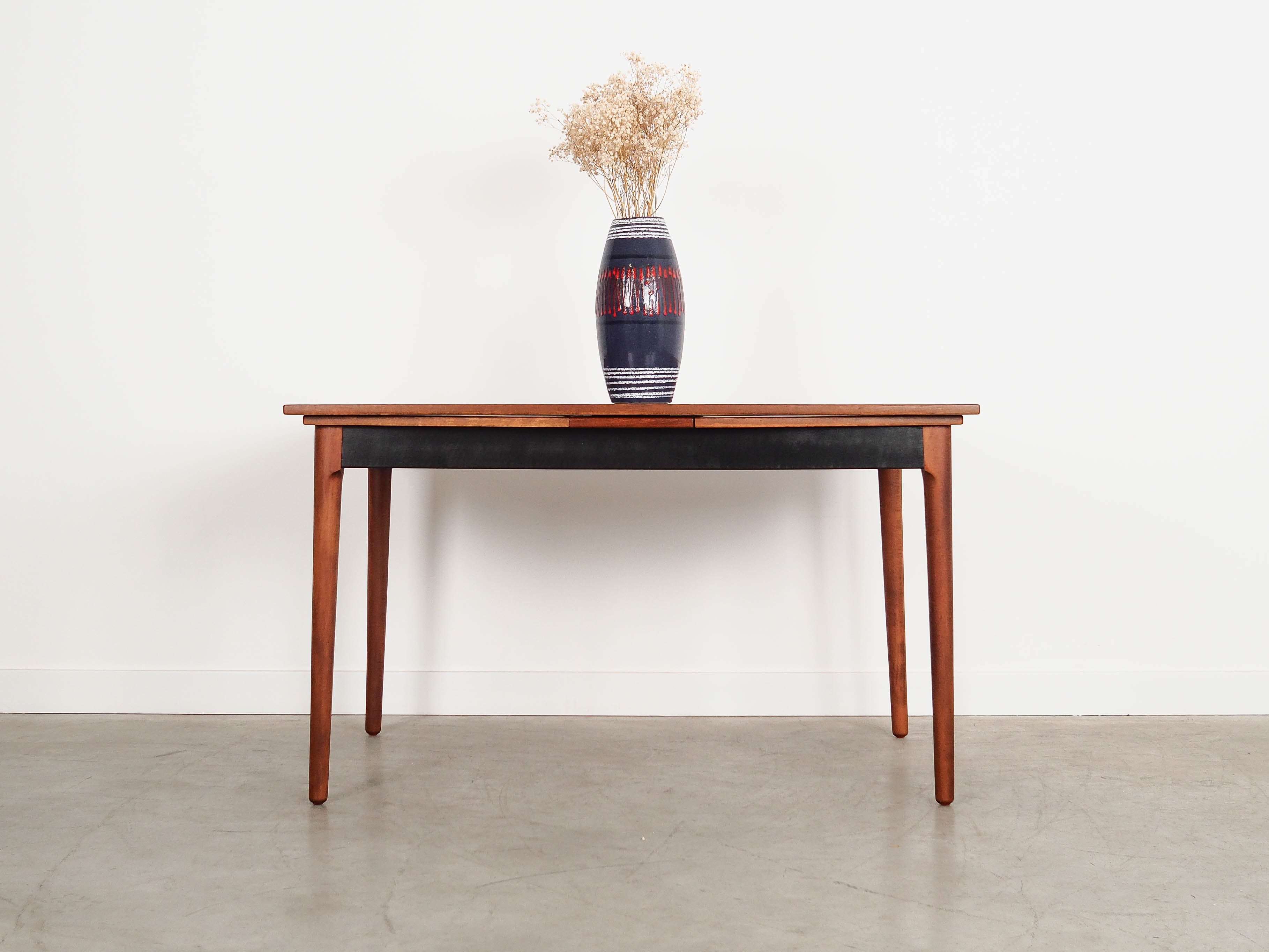 Extendable_Walnut_Table,_Danish_Design,_Veneer,_1970s,_Denmark