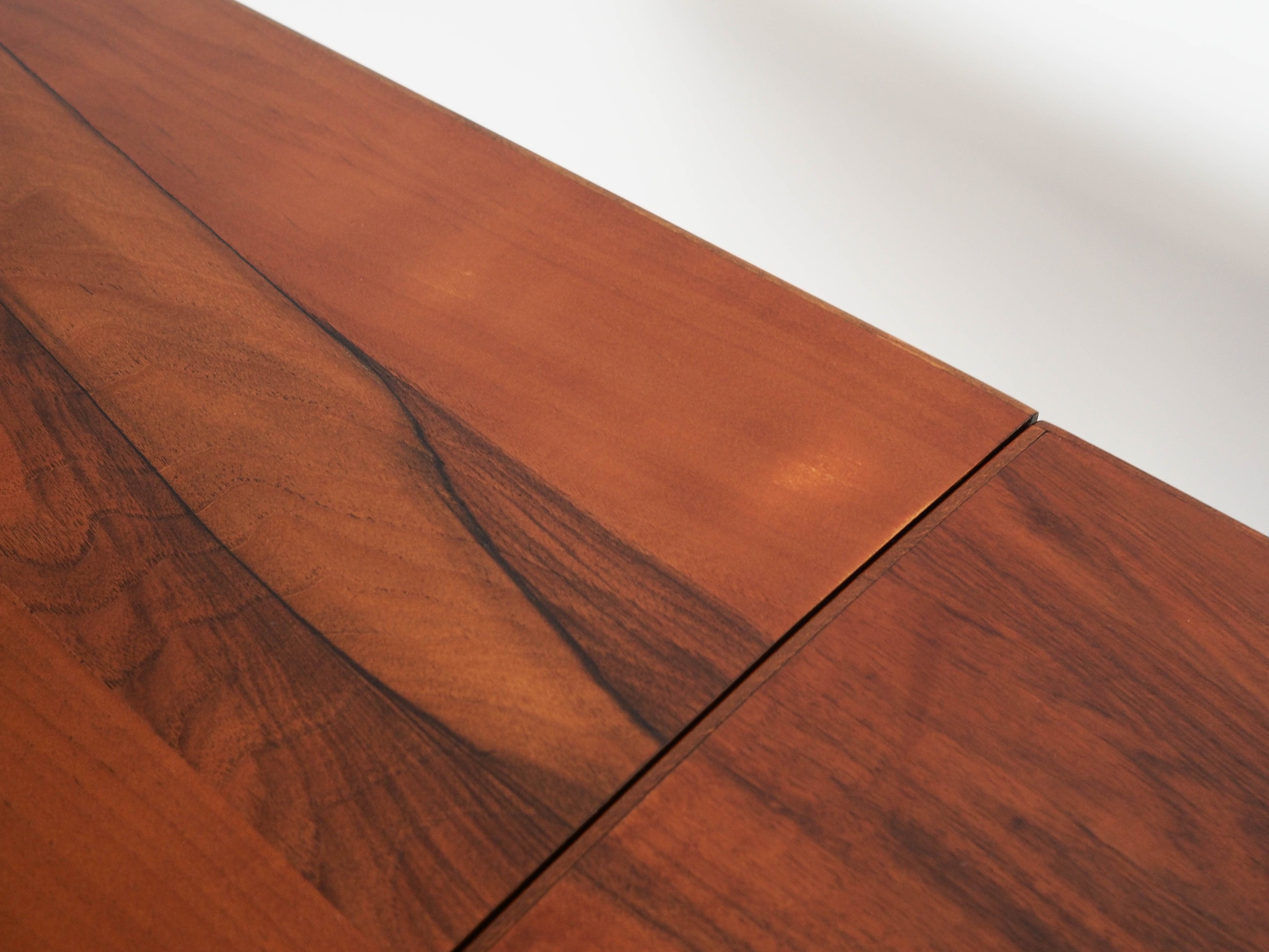 Extendable_Walnut_Table,_Danish_Design,_Veneer,_1970s,_Denmark