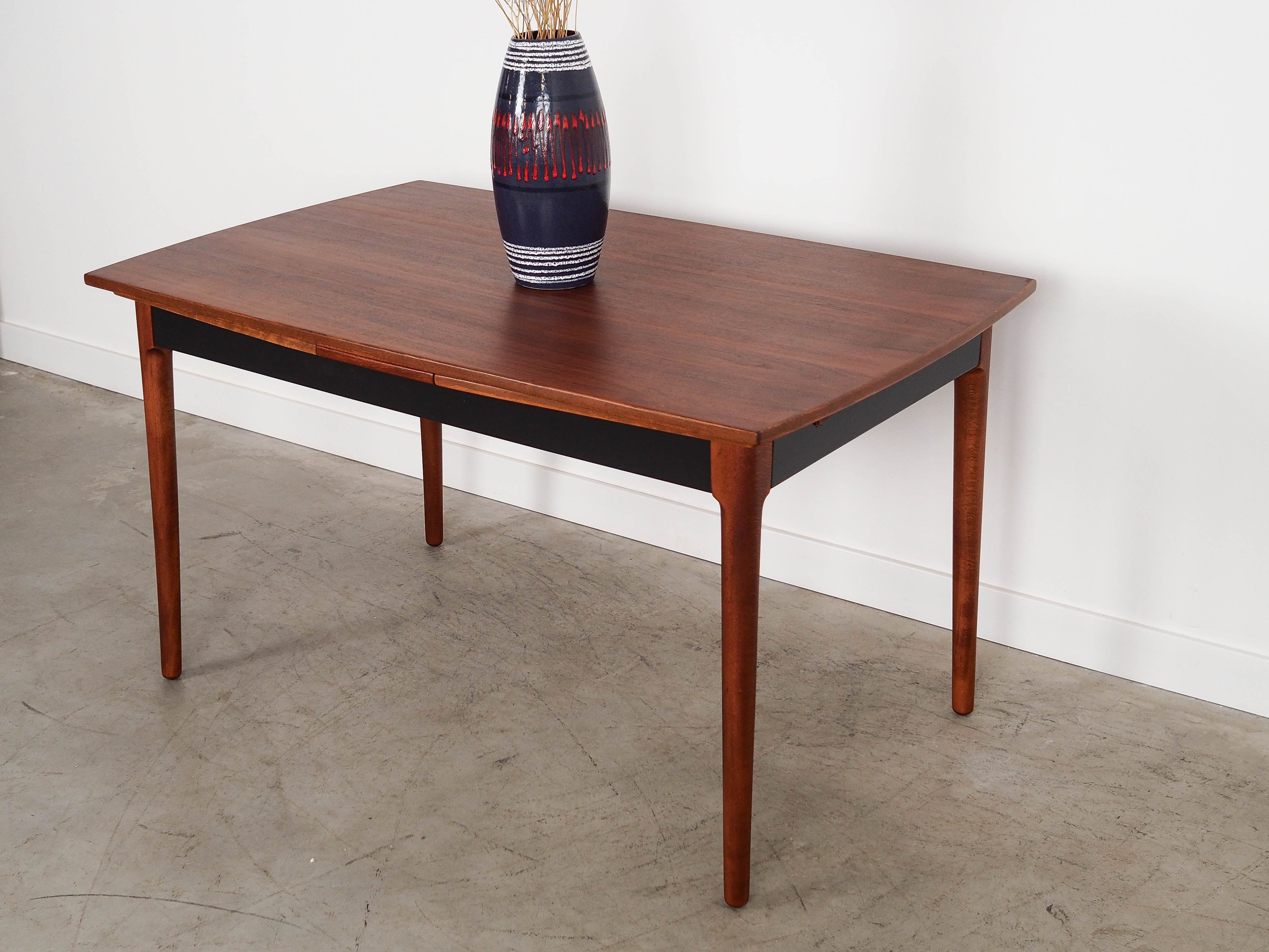 Extendable_Walnut_Table,_Danish_Design,_Veneer,_1970s,_Denmark