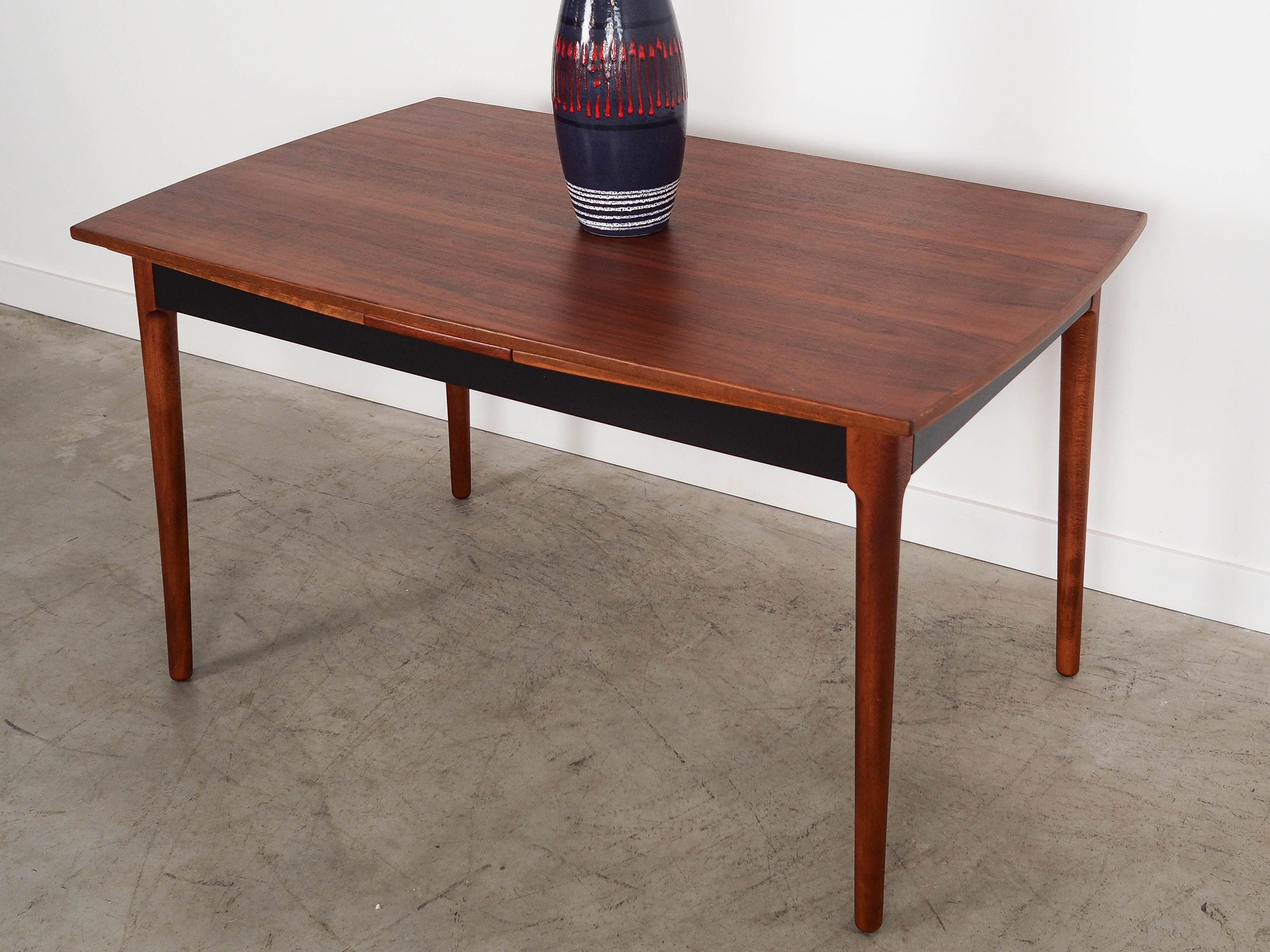 Extendable_Walnut_Table,_Danish_Design,_Veneer,_1970s,_Denmark