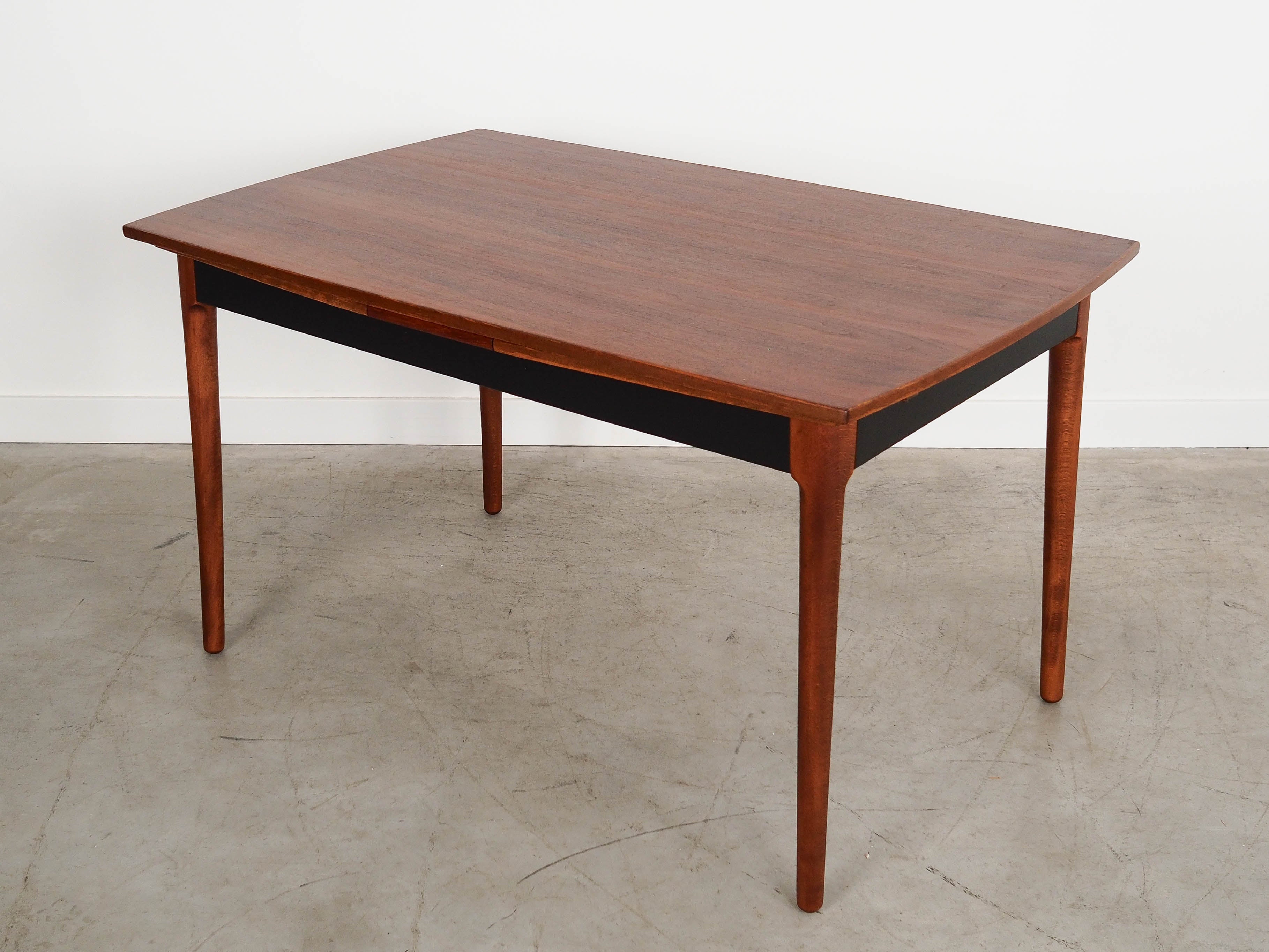 Extendable_Walnut_Table,_Danish_Design,_Veneer,_1970s,_Denmark