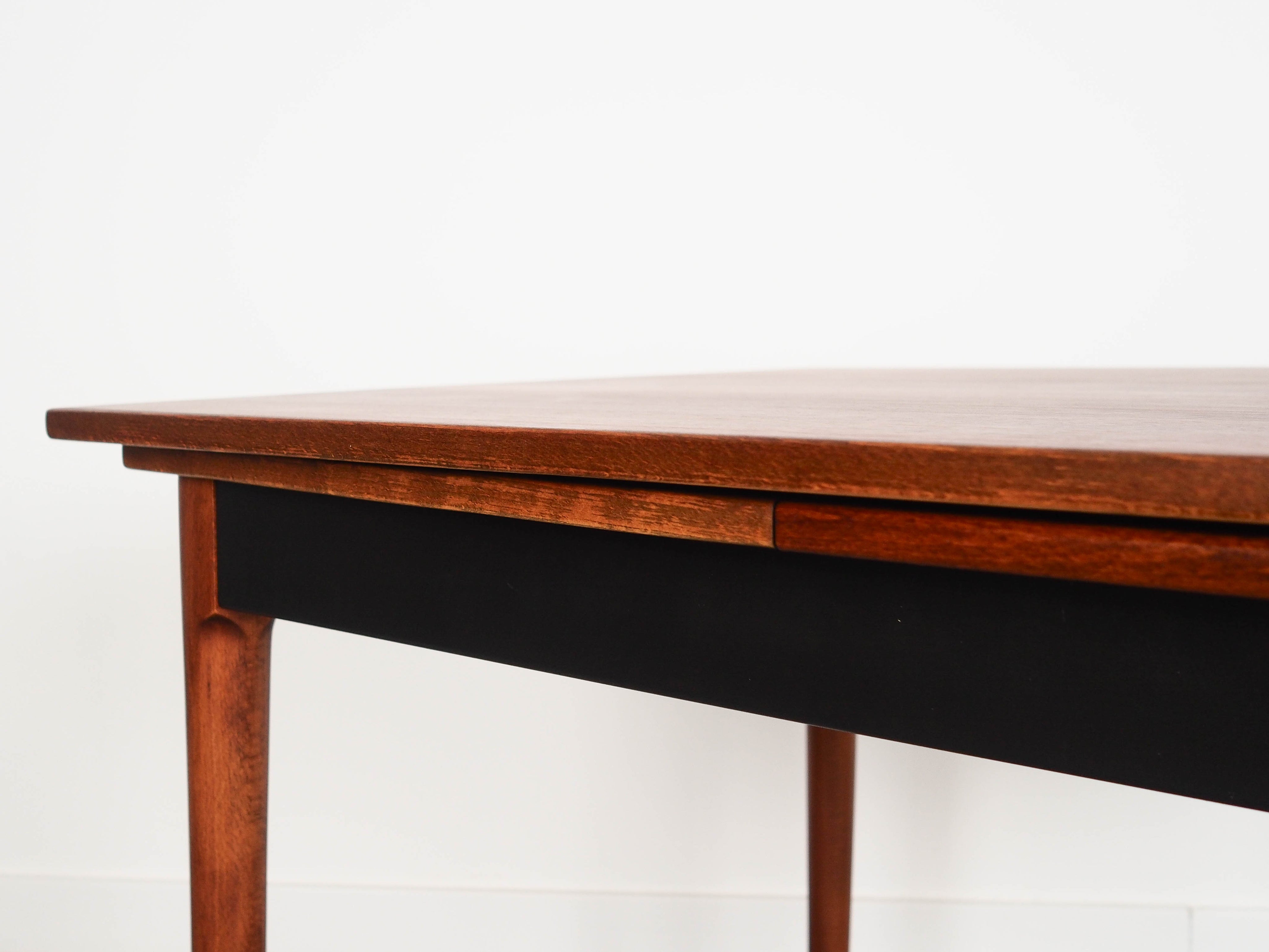 Extendable_Walnut_Table,_Danish_Design,_Veneer,_1970s,_Denmark