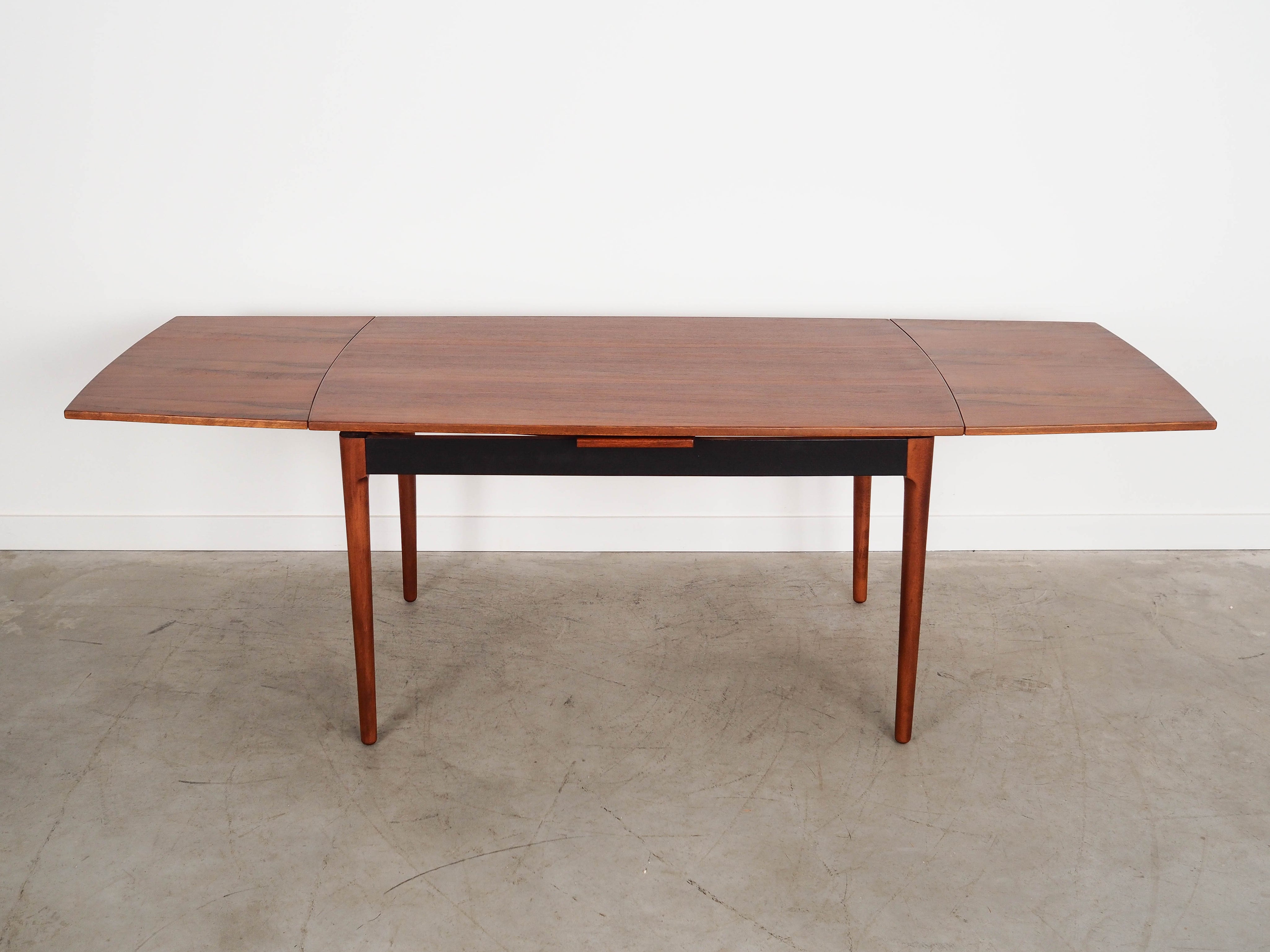 Extendable_Walnut_Table,_Danish_Design,_Veneer,_1970s,_Denmark