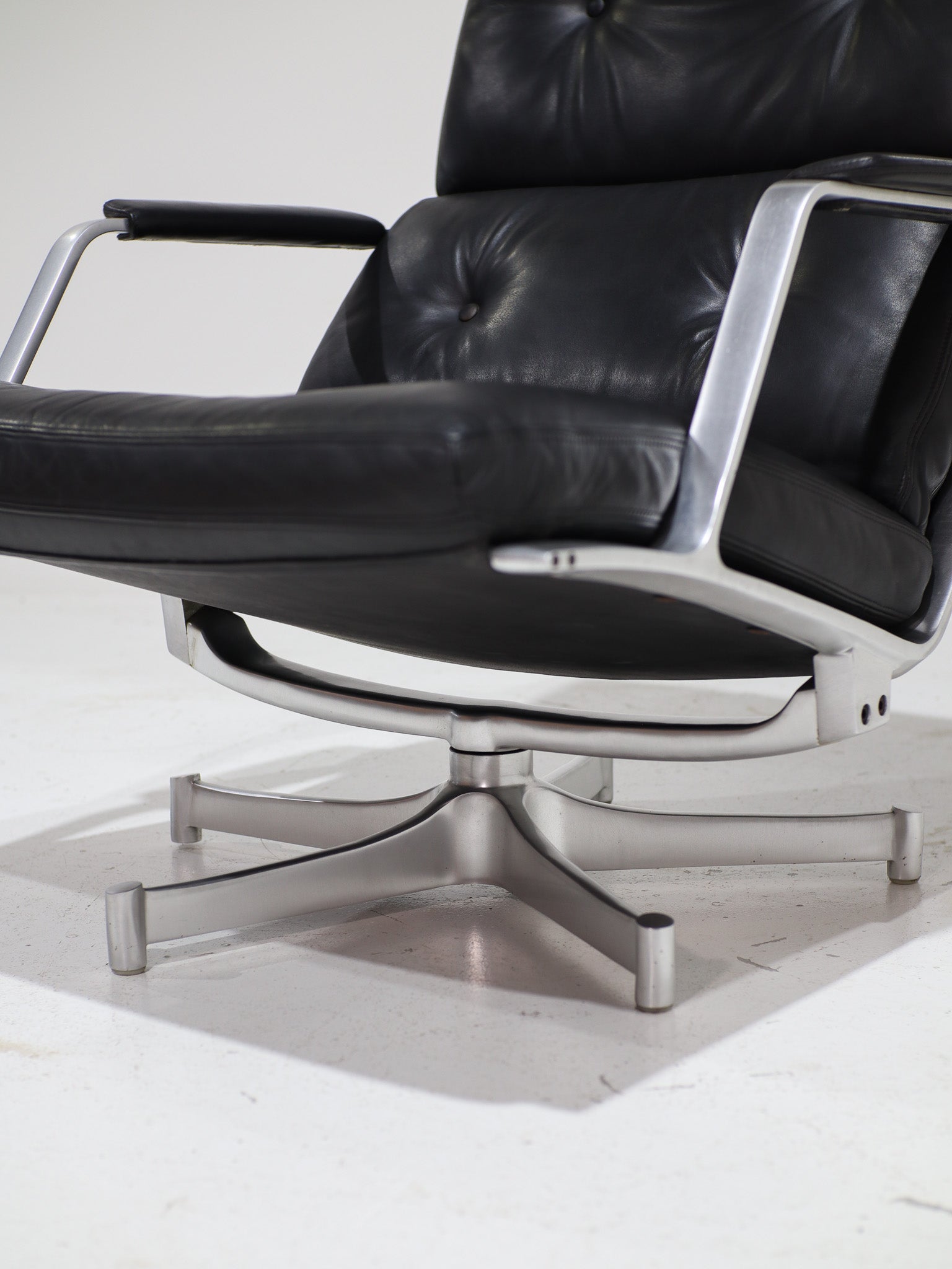 FK85_Swivel_Armchair_by_Preben_Fabricius_&_Jørgen_Kastholm_for_Kill_International,_1960s