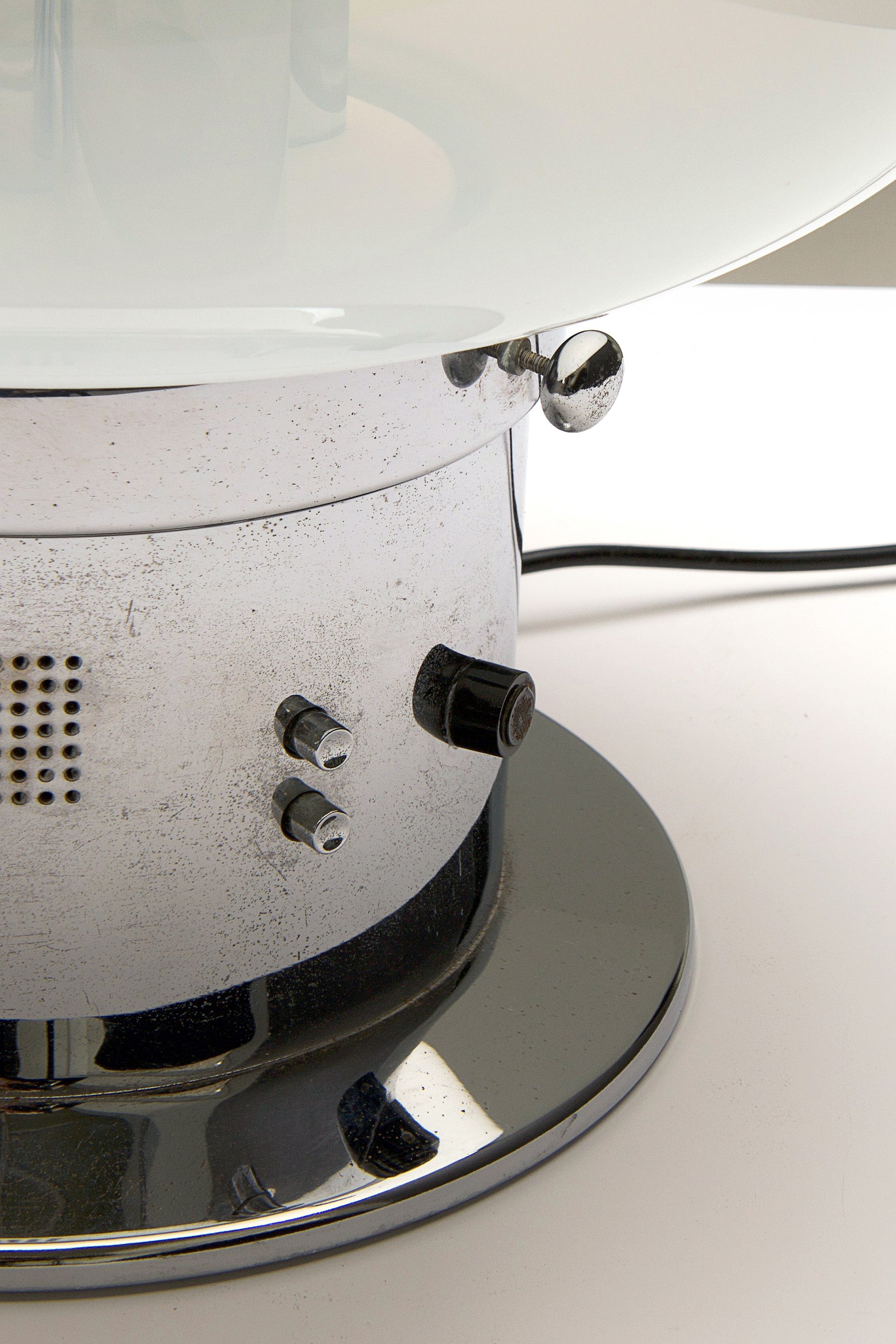 Favolissima_Acoustic_Table_Lamp_by_Oscar_Torlasco