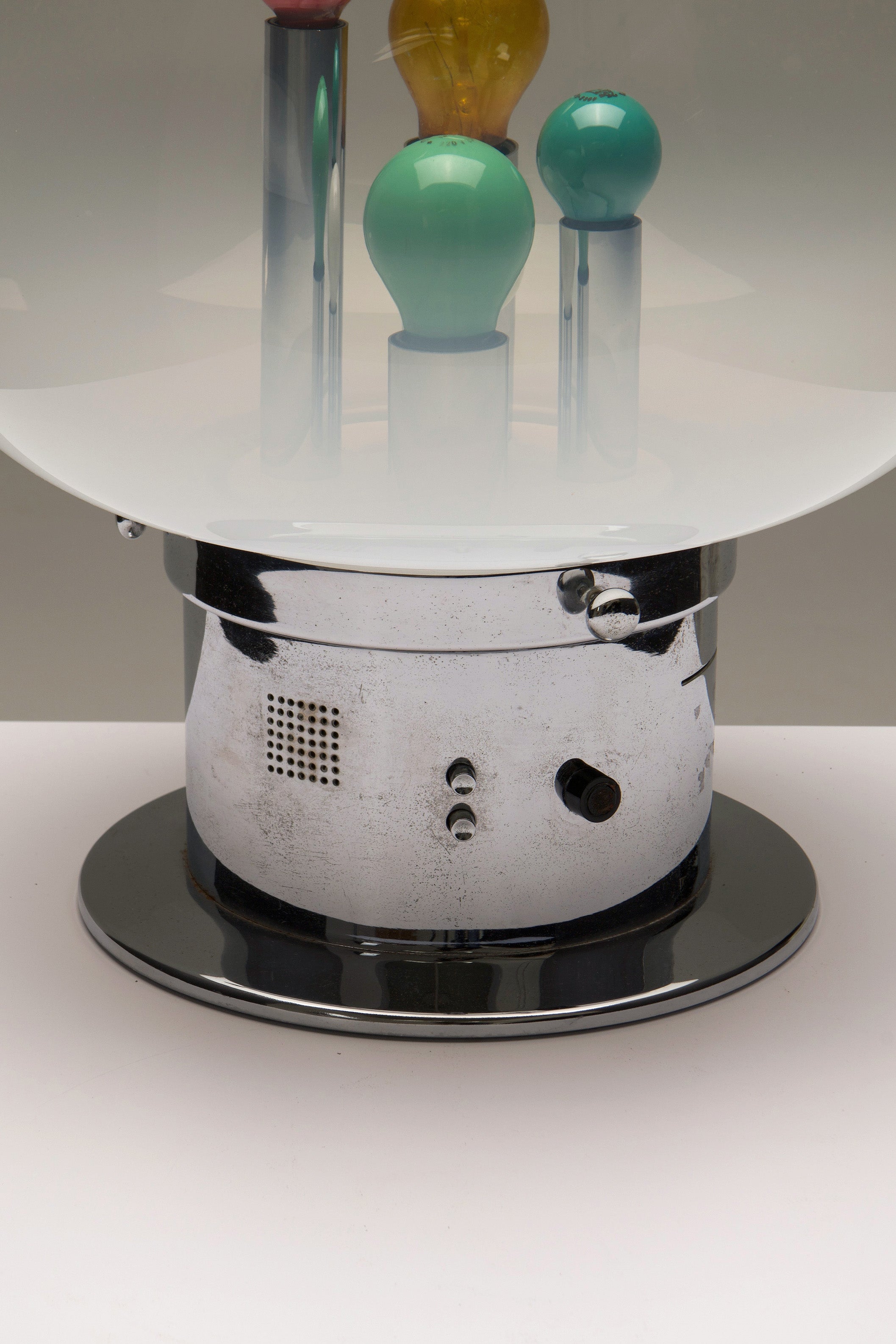 Favolissima_Acoustic_Table_Lamp_by_Oscar_Torlasco