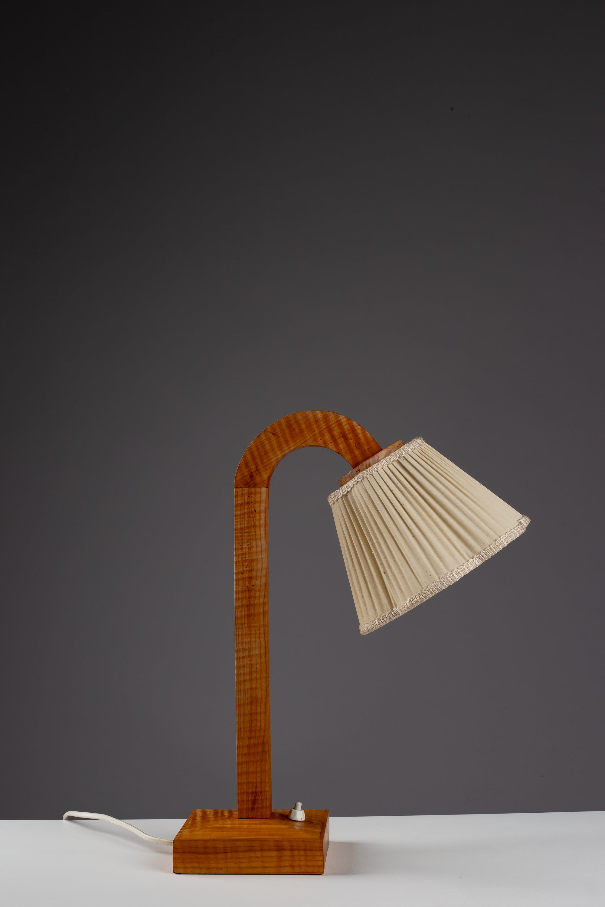 Finnish_Scandinavian_Modern_Table_Lamp_in_Sculptural_Wood_with_Pleated_Shade,_1940s
