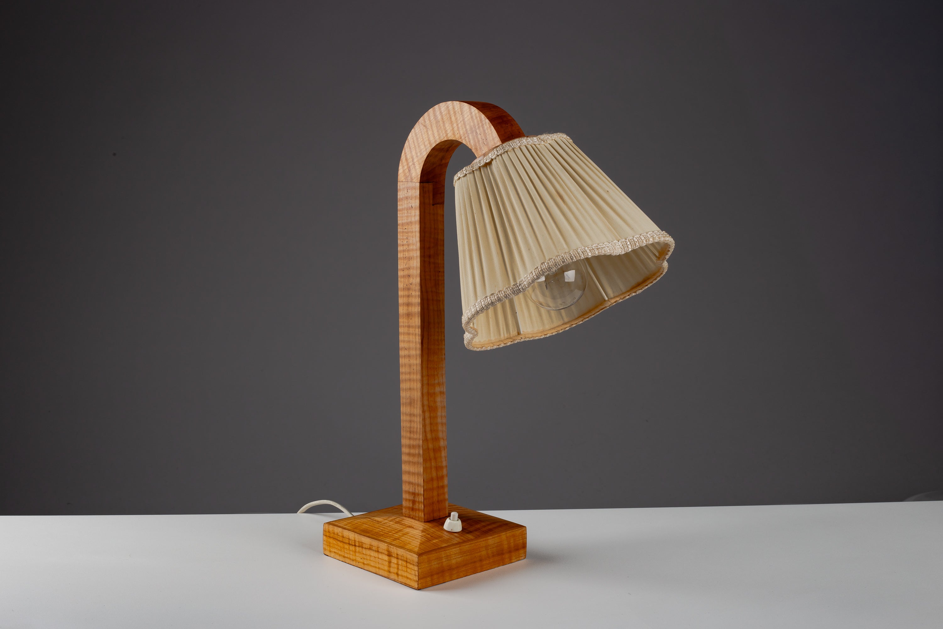 Finnish_Scandinavian_Modern_Table_Lamp_in_Sculptural_Wood_with_Pleated_Shade,_1940s