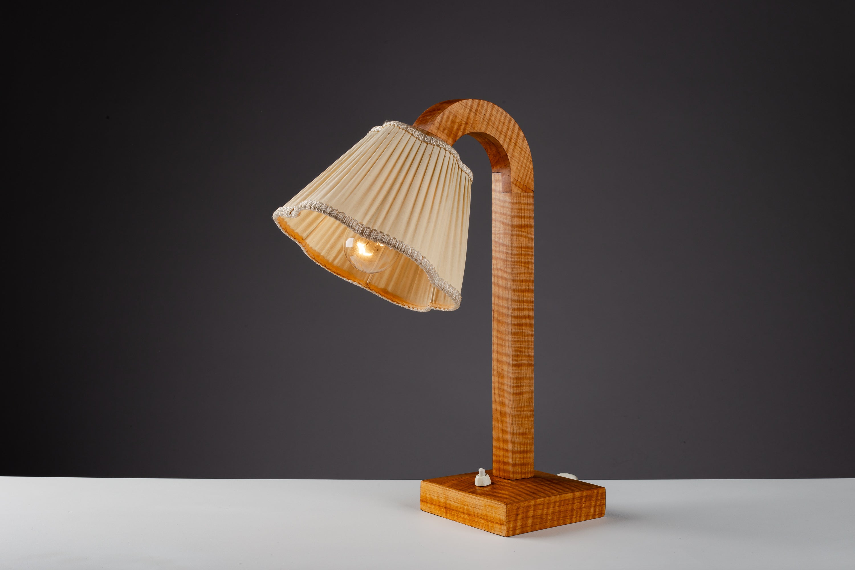 Finnish_Scandinavian_Modern_Table_Lamp_in_Sculptural_Wood_with_Pleated_Shade,_1940s