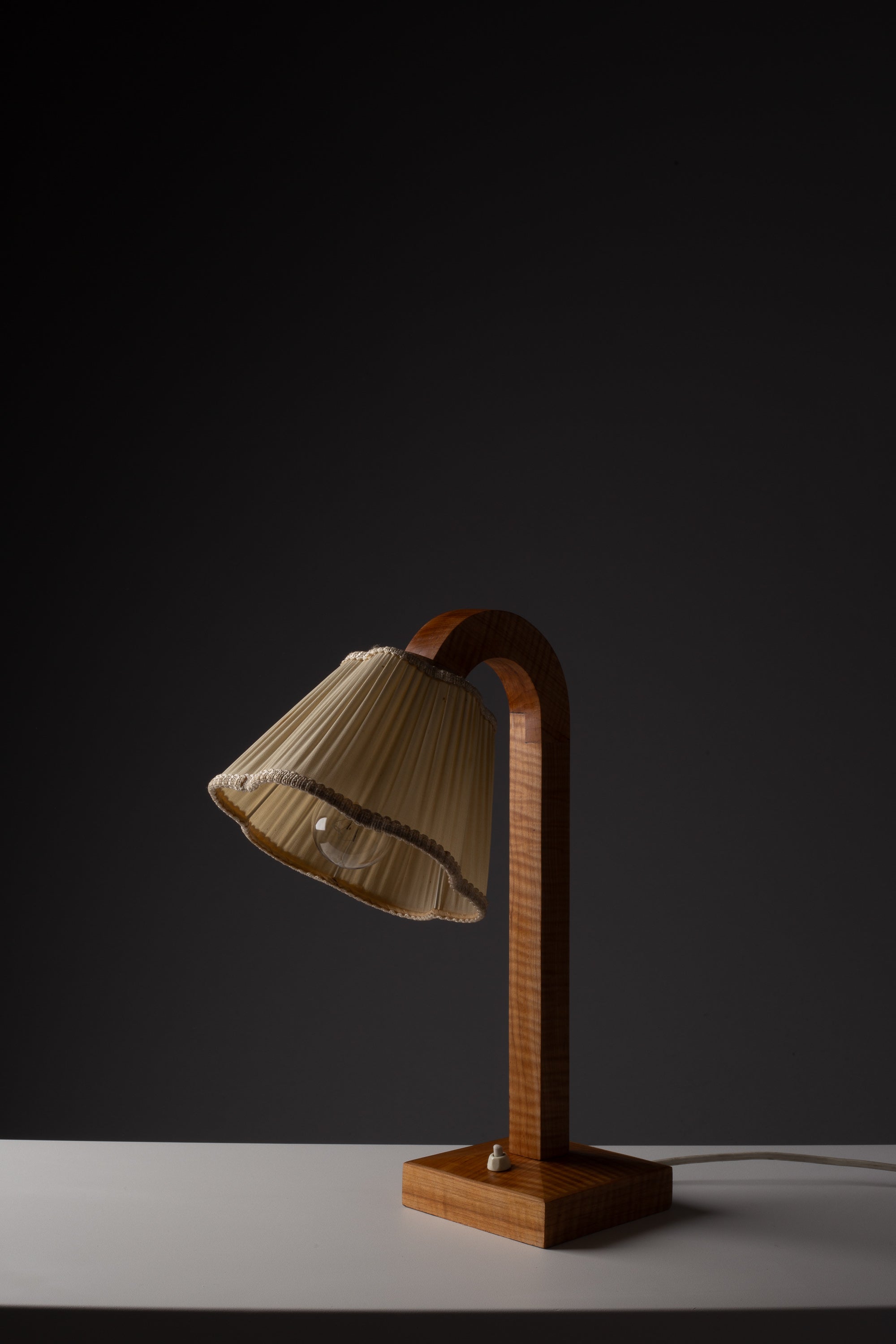 Finnish_Scandinavian_Modern_Table_Lamp_in_Sculptural_Wood_with_Pleated_Shade,_1940s