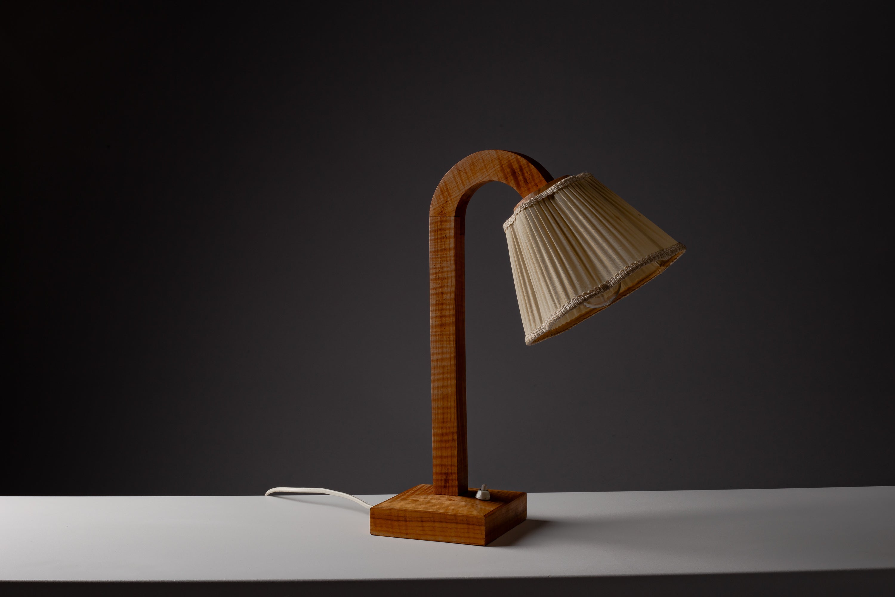 Finnish_Scandinavian_Modern_Table_Lamp_in_Sculptural_Wood_with_Pleated_Shade,_1940s