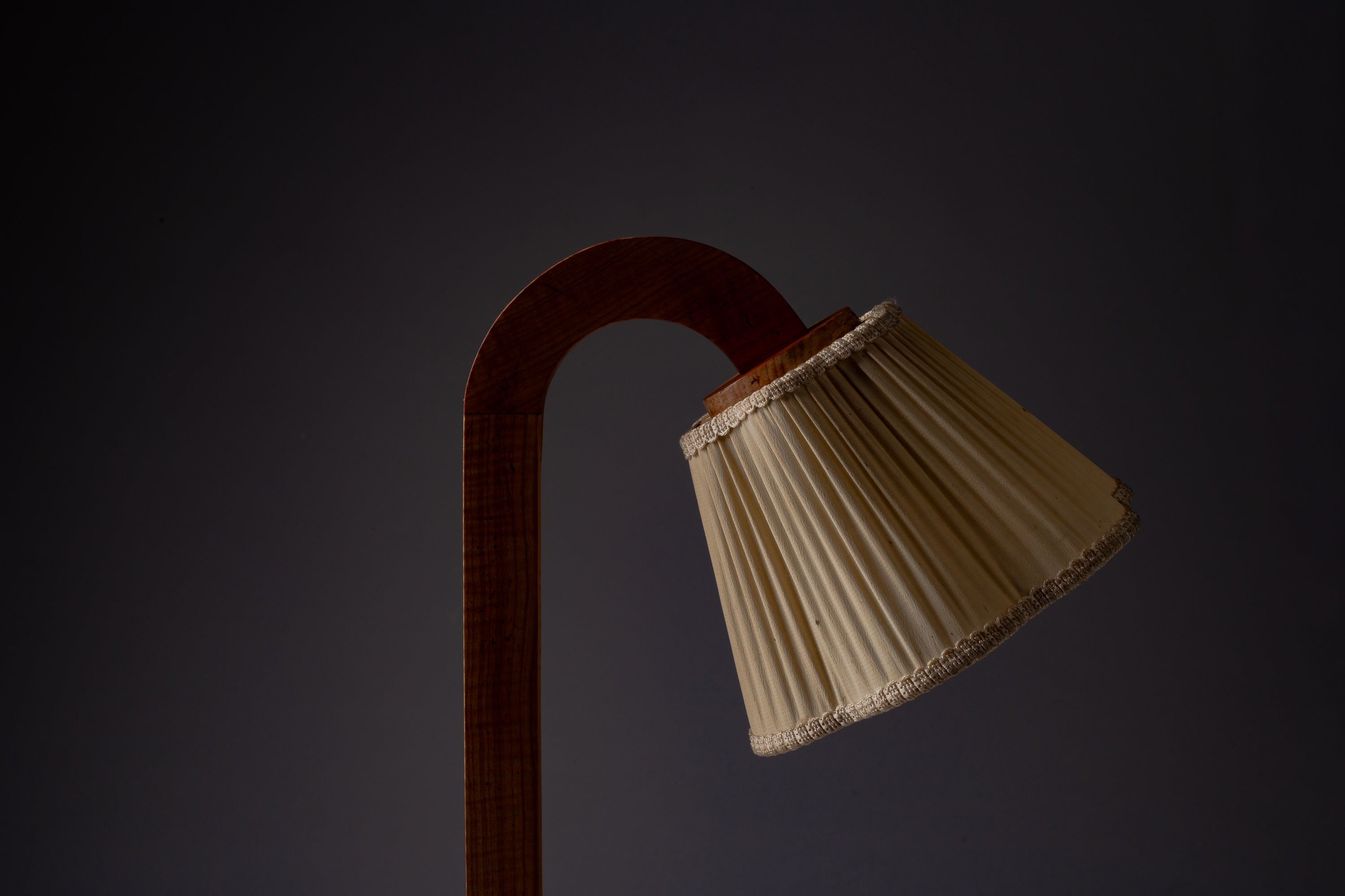 Finnish_Scandinavian_Modern_Table_Lamp_in_Sculptural_Wood_with_Pleated_Shade,_1940s