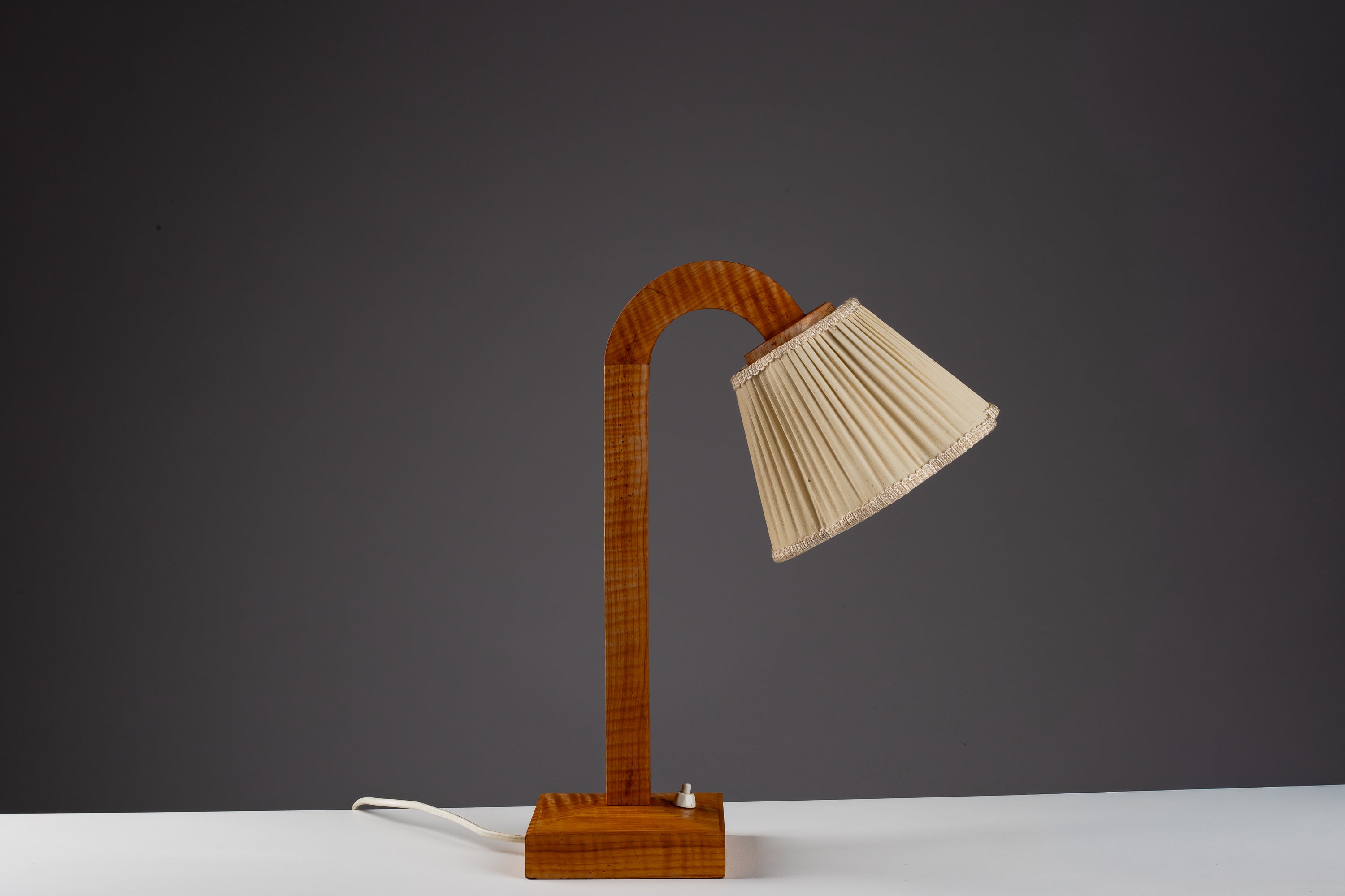Finnish_Scandinavian_Modern_Table_Lamp_in_Sculptural_Wood_with_Pleated_Shade,_1940s