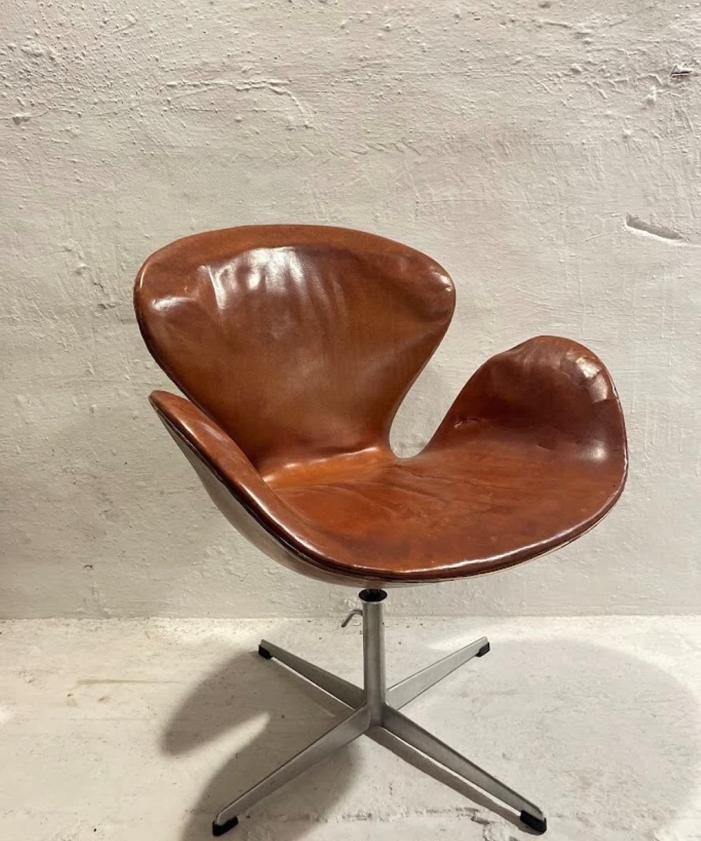 First_Edition_Arne_Jacobsen_Swan_Chair,_Original_Patinated_Leather,_1950s