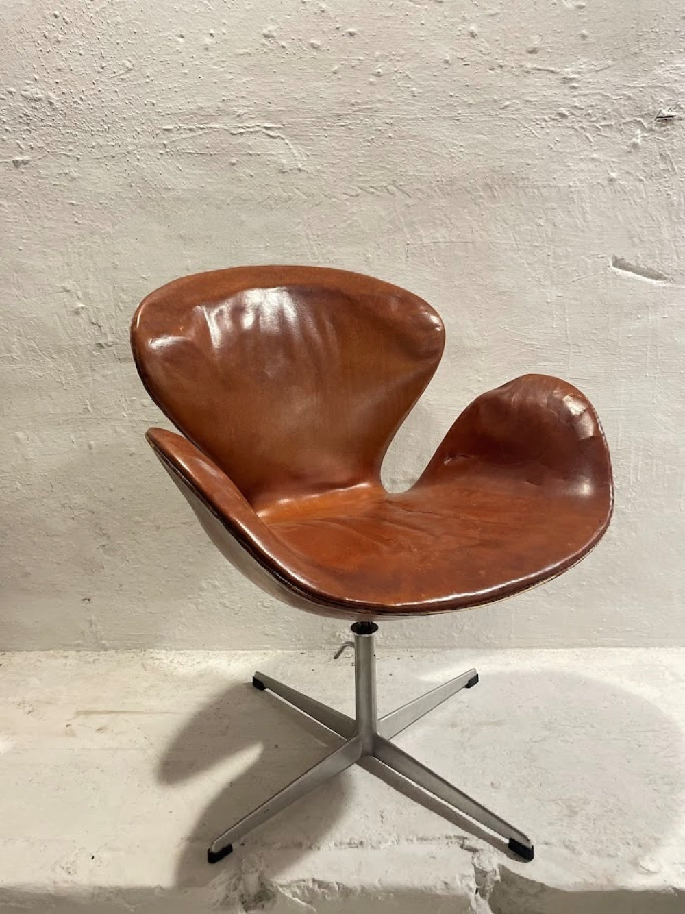 First_Edition_Arne_Jacobsen_Swan_Chair,_Original_Patinated_Leather,_1950s