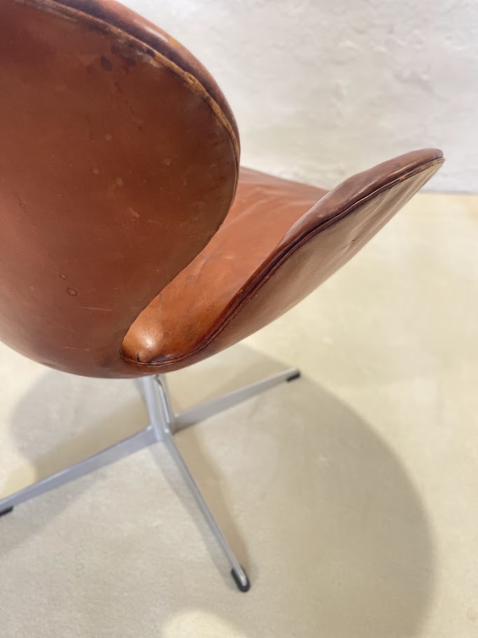 First_Edition_Arne_Jacobsen_Swan_Chair,_Original_Patinated_Leather,_1950s
