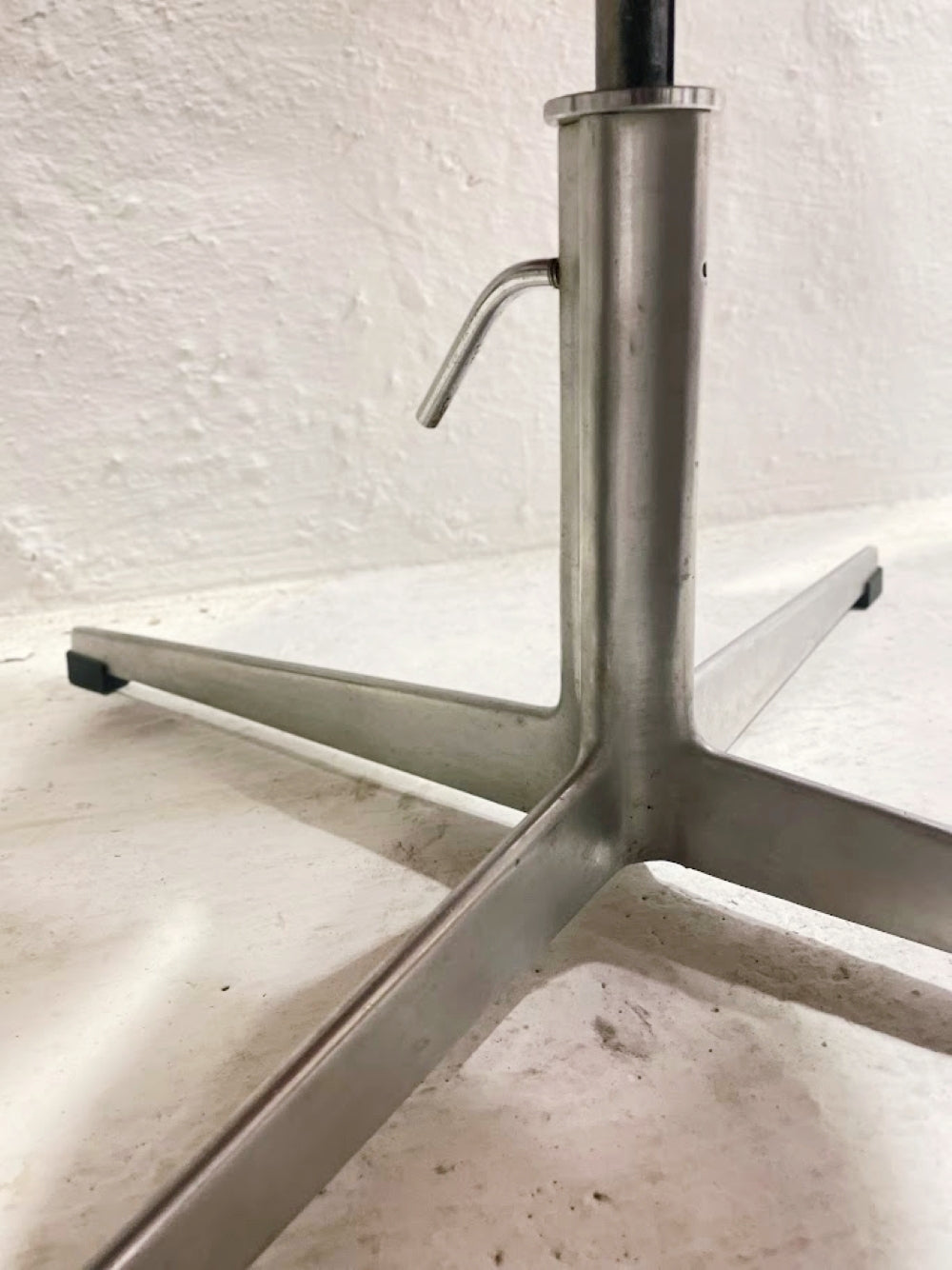 First_Edition_Arne_Jacobsen_Swan_Chair,_Original_Patinated_Leather,_1950s