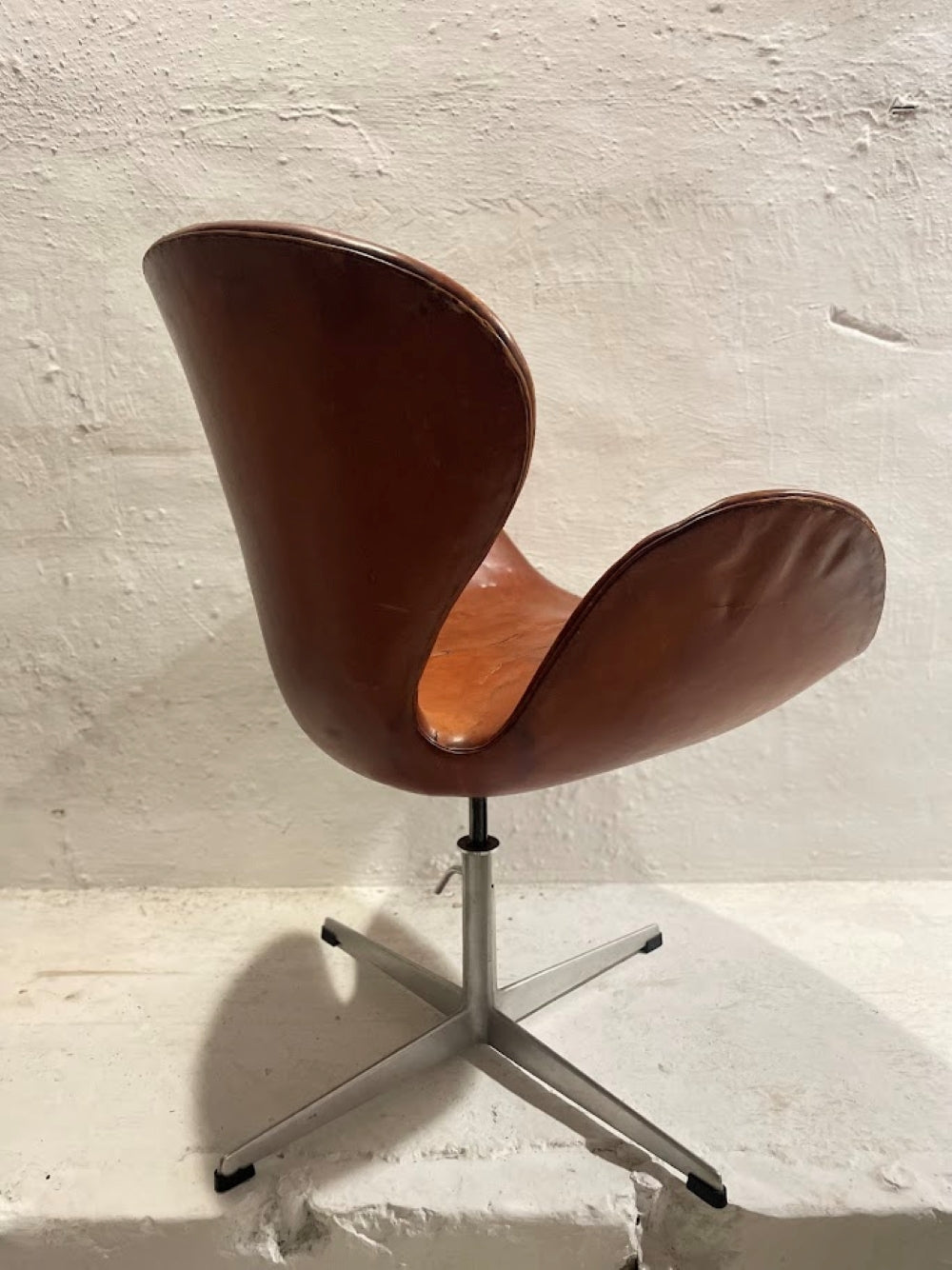 First_Edition_Arne_Jacobsen_Swan_Chair,_Original_Patinated_Leather,_1950s