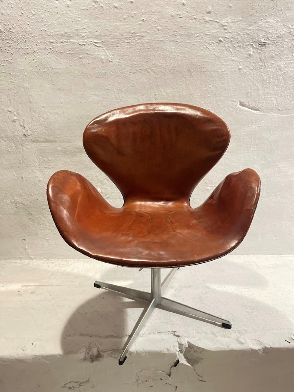 First_Edition_Arne_Jacobsen_Swan_Chair,_Original_Patinated_Leather,_1950s