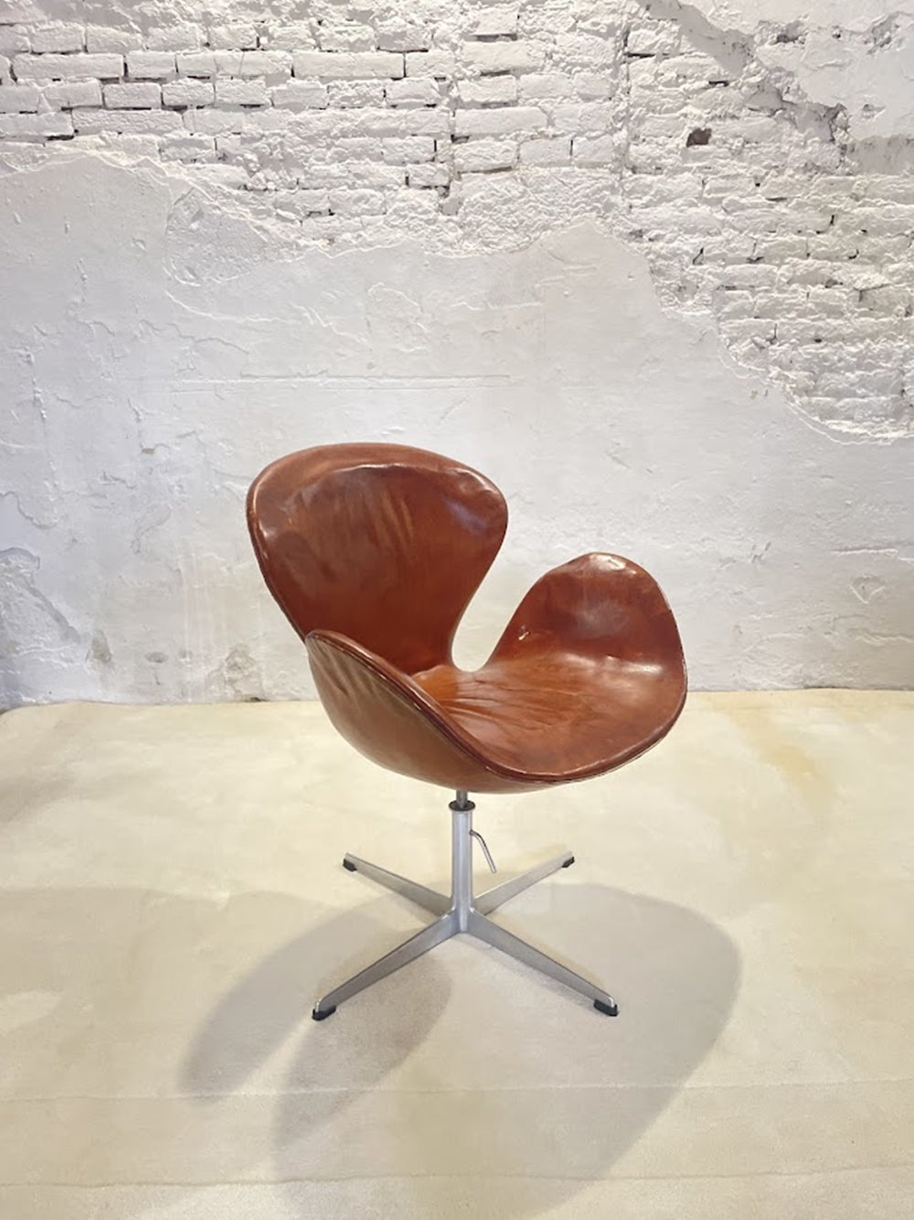 First_Edition_Arne_Jacobsen_Swan_Chair,_Original_Patinated_Leather,_1950s
