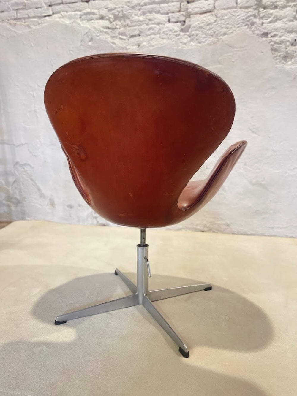 First_Edition_Arne_Jacobsen_Swan_Chair,_Original_Patinated_Leather,_1950s