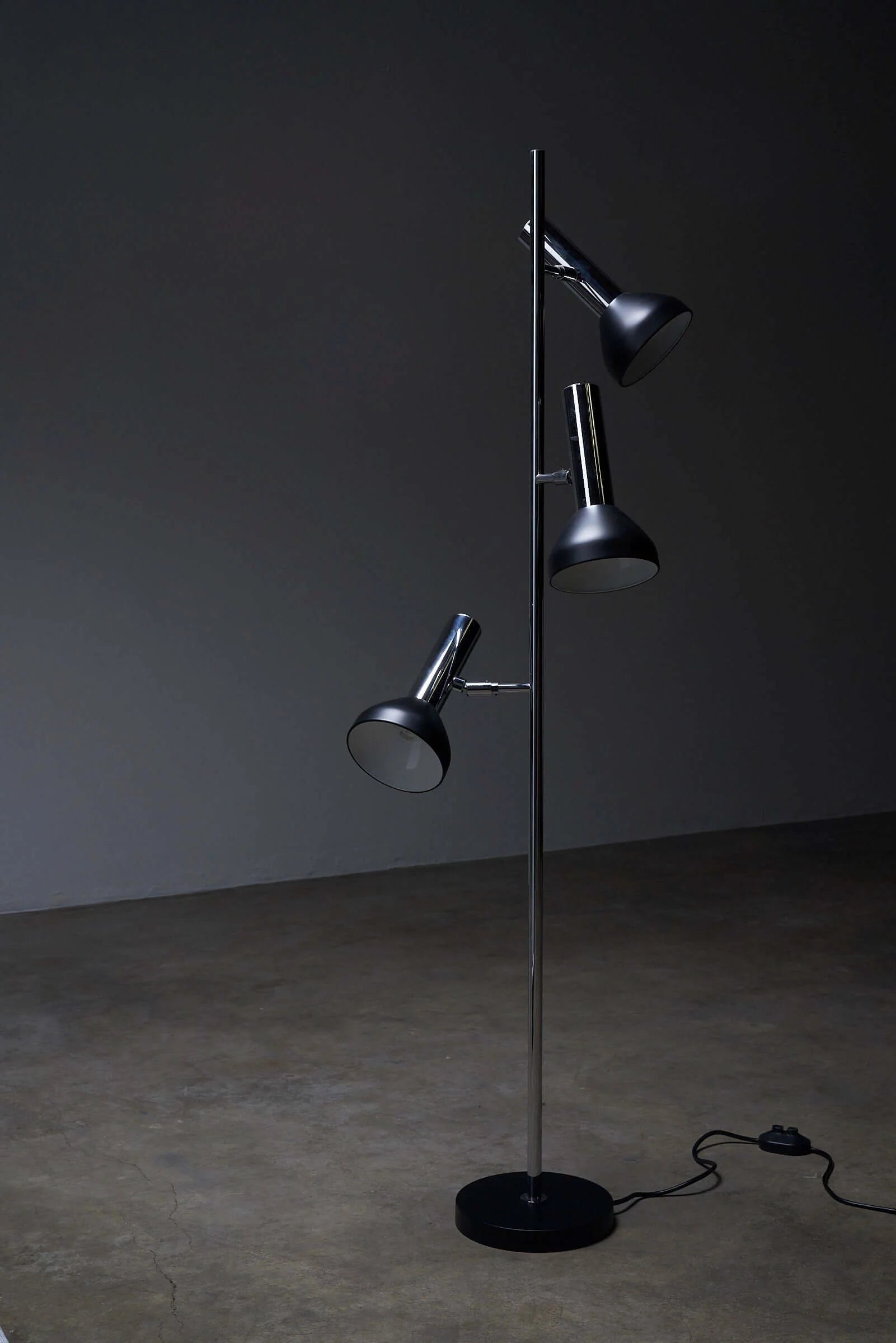 Floor_Lamp_With_Directional_Spots,_Cosack,_Chromed_Steel,_1970,_Germany
