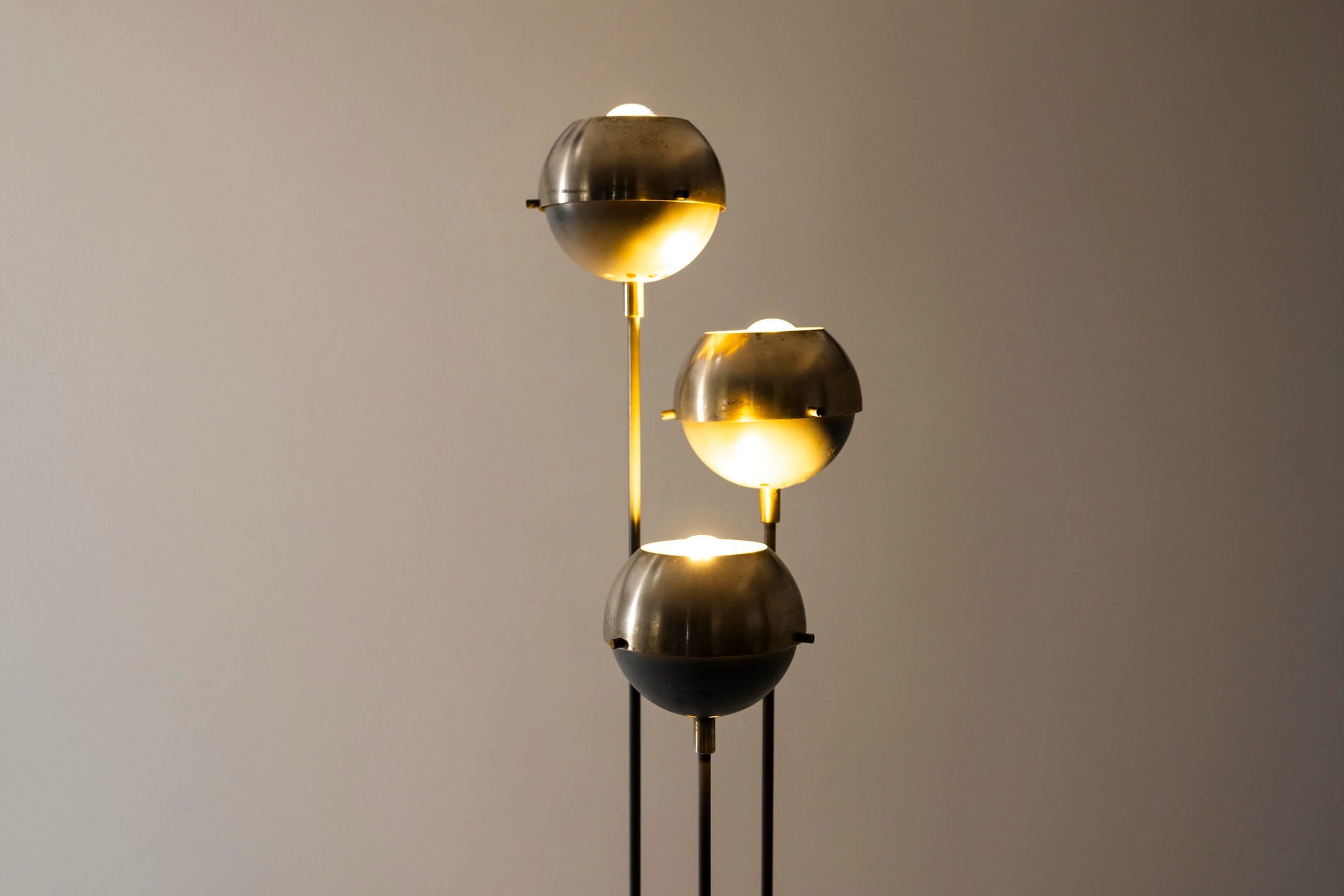 Oscar_Torlasco_Floor_Lamp_with_Three_Adjustable_Shades_for_Lumi,_1960s