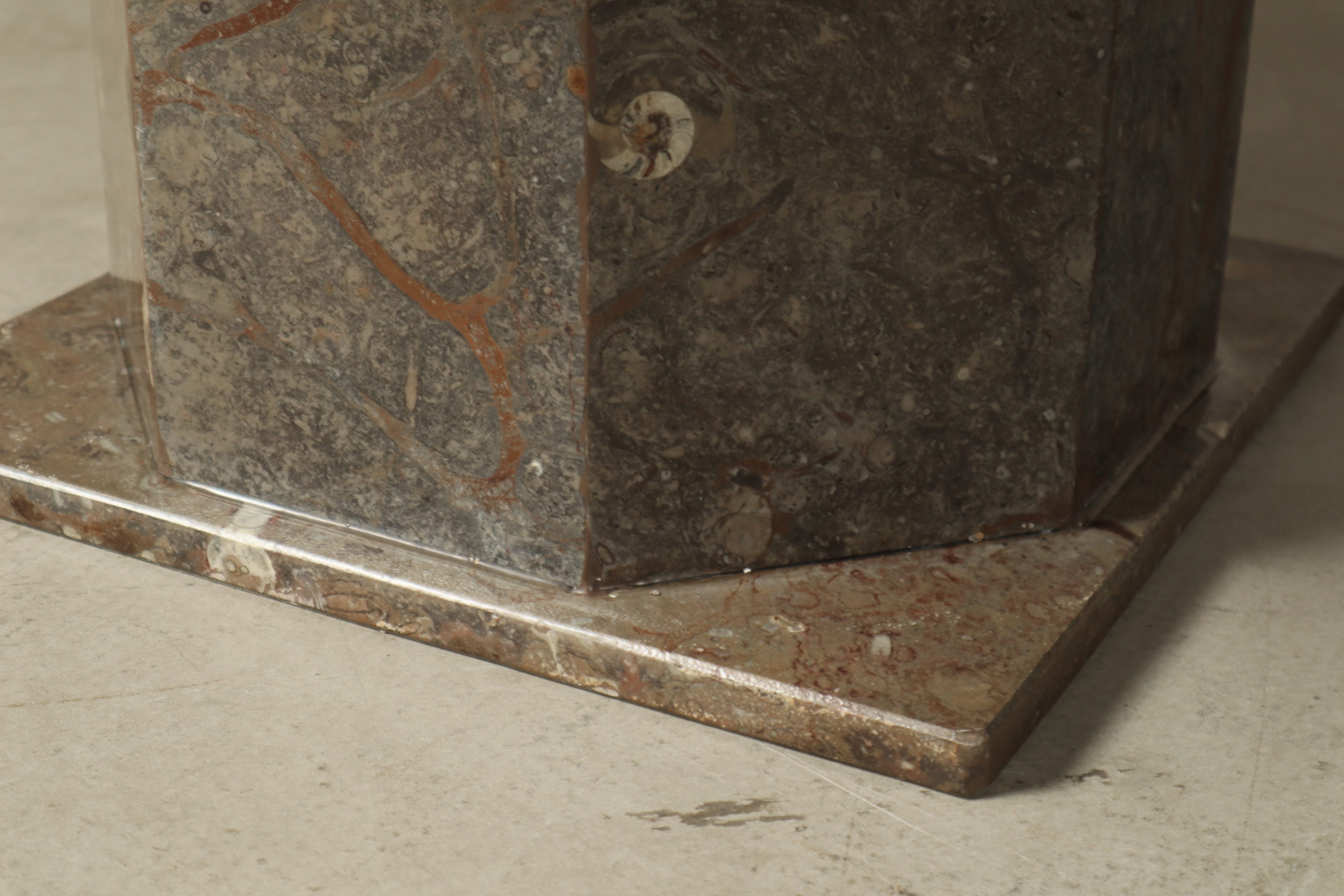 Octagonal_Fossil_Limestone_Pedestal_Coffee_Table_with_Brass_Inlay,_1970s,_Europe