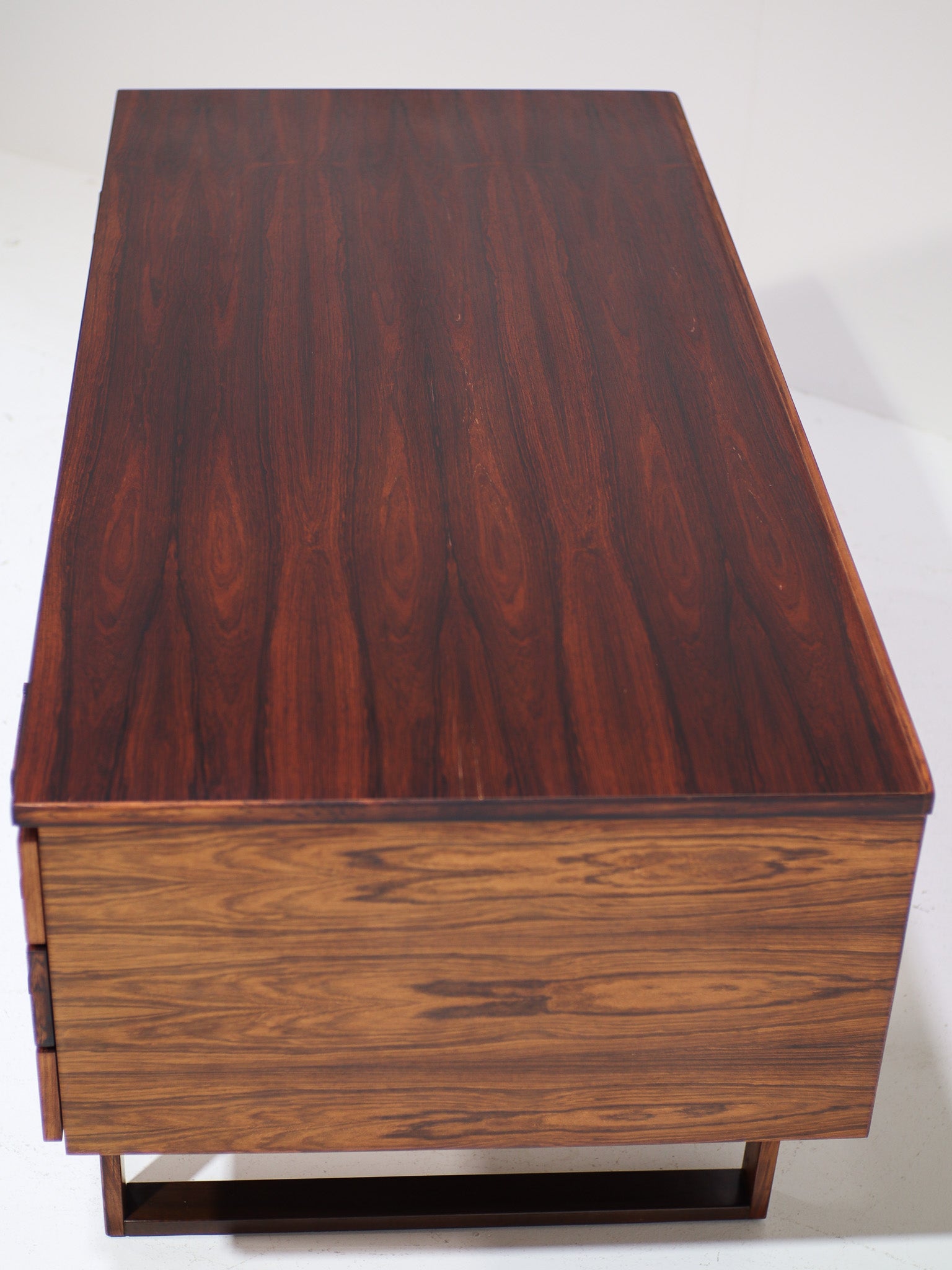 Henning_Jensen_&_Torben_Valeur_Rosewood_Executive_Desk_for_Dyrlund,_Denmark_1960s