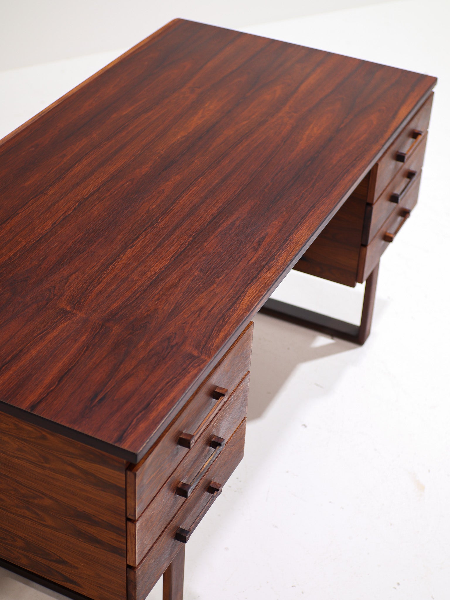 Henning_Jensen_&_Torben_Valeur_Rosewood_Executive_Desk_for_Dyrlund,_Denmark_1960s
