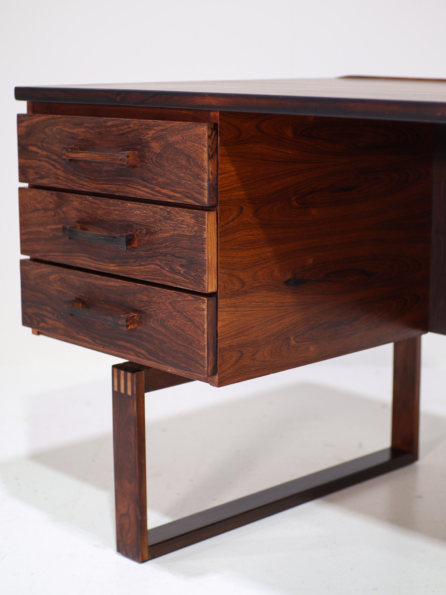 Henning_Jensen_&_Torben_Valeur_Rosewood_Executive_Desk_for_Dyrlund,_Denmark_1960s