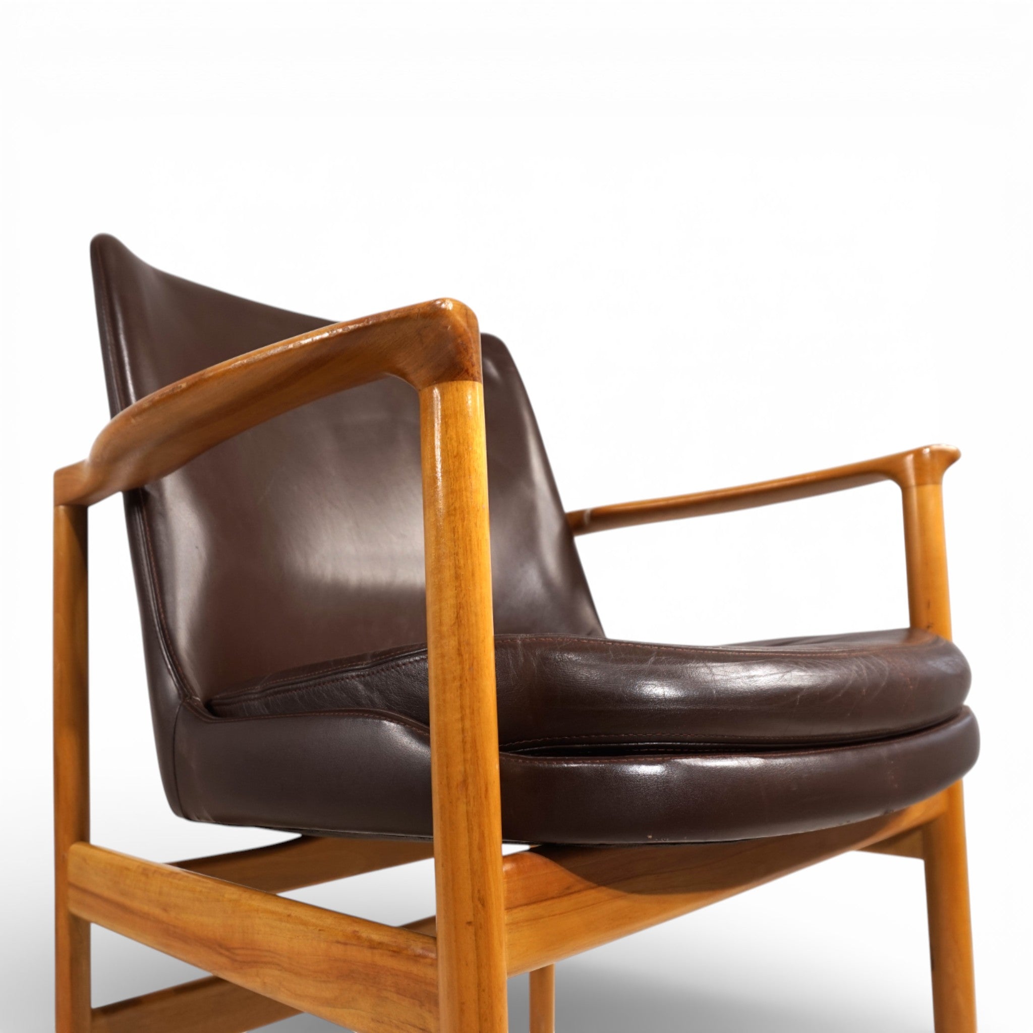 Elisabeth_Armchair_by_Ib_Kofod-Larsen_for_Fröscher,_1950s,_Denmark