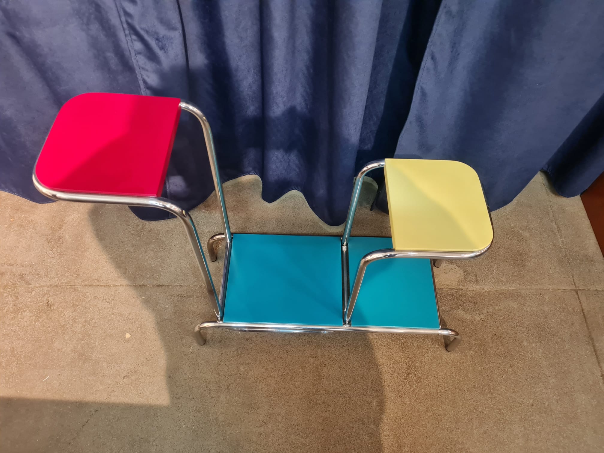 Functionalist_Tubular_Flower_Stand