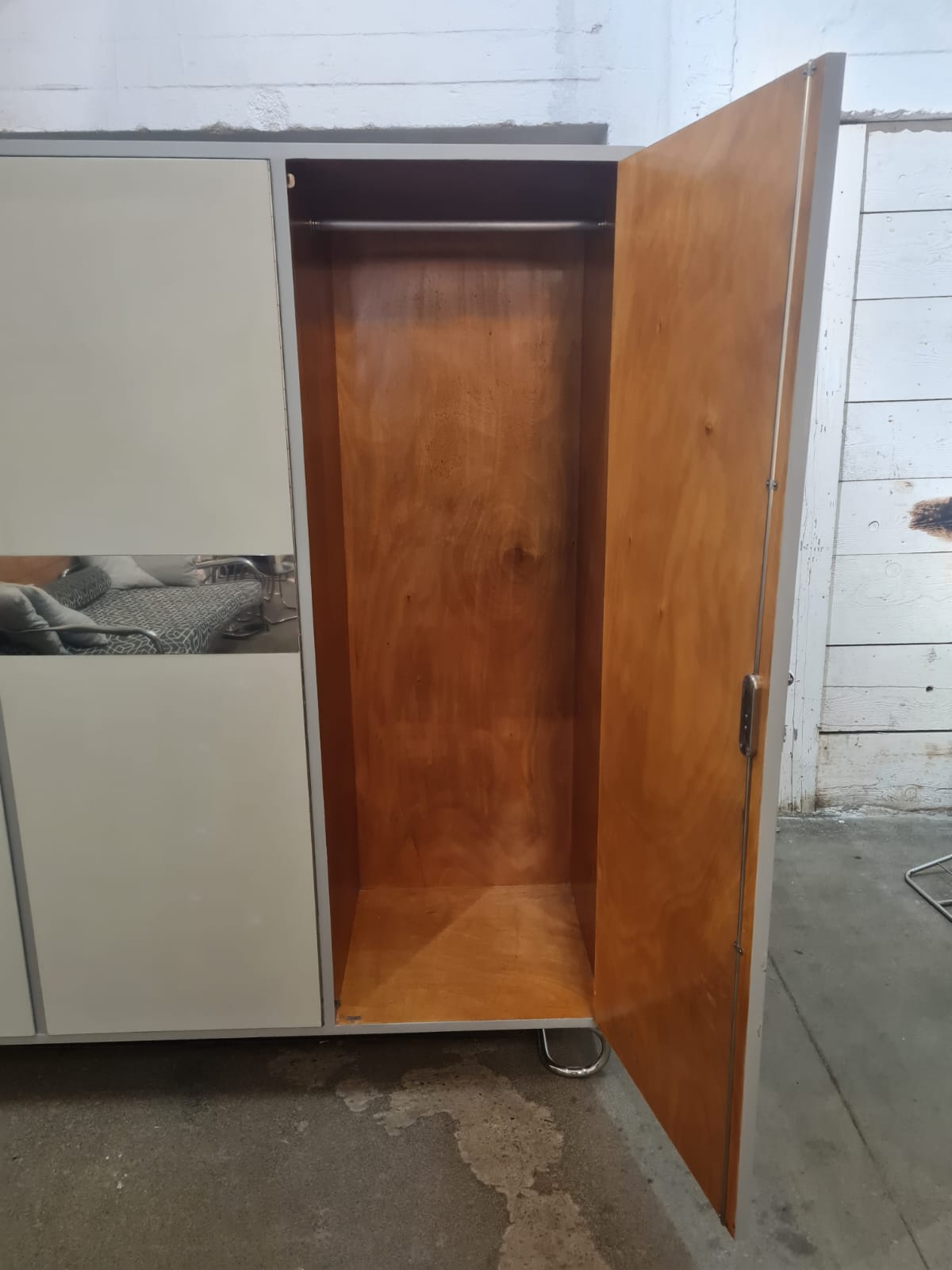 Functionalist_wardrobe_closet