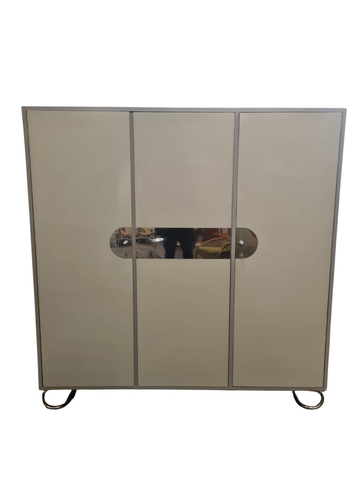 Functionalist_wardrobe_closet