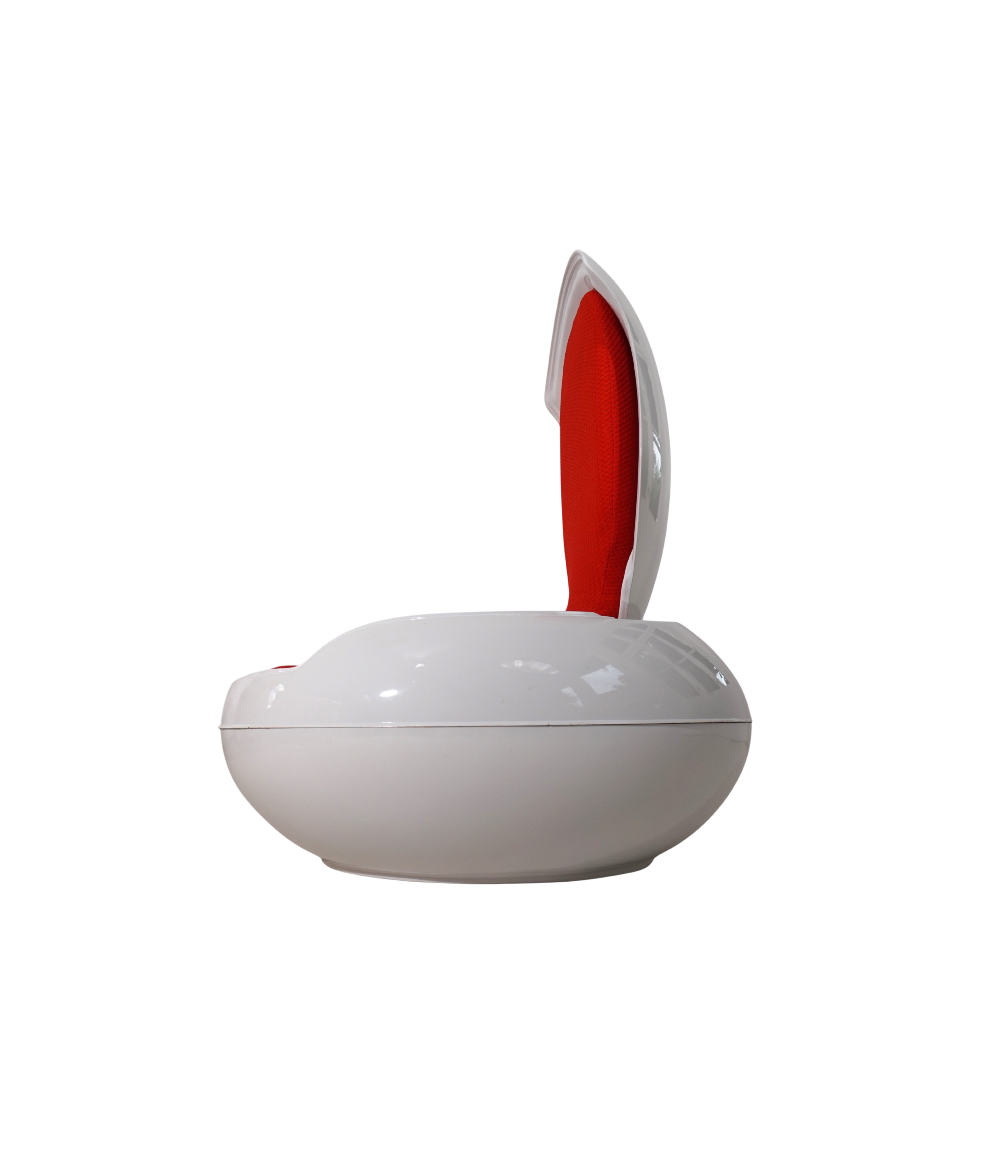 Garden_Egg_Chair_by_Peter_Ghyczy,_Senftenberger_Ei,_White_and_Red,_Germany,_1970s