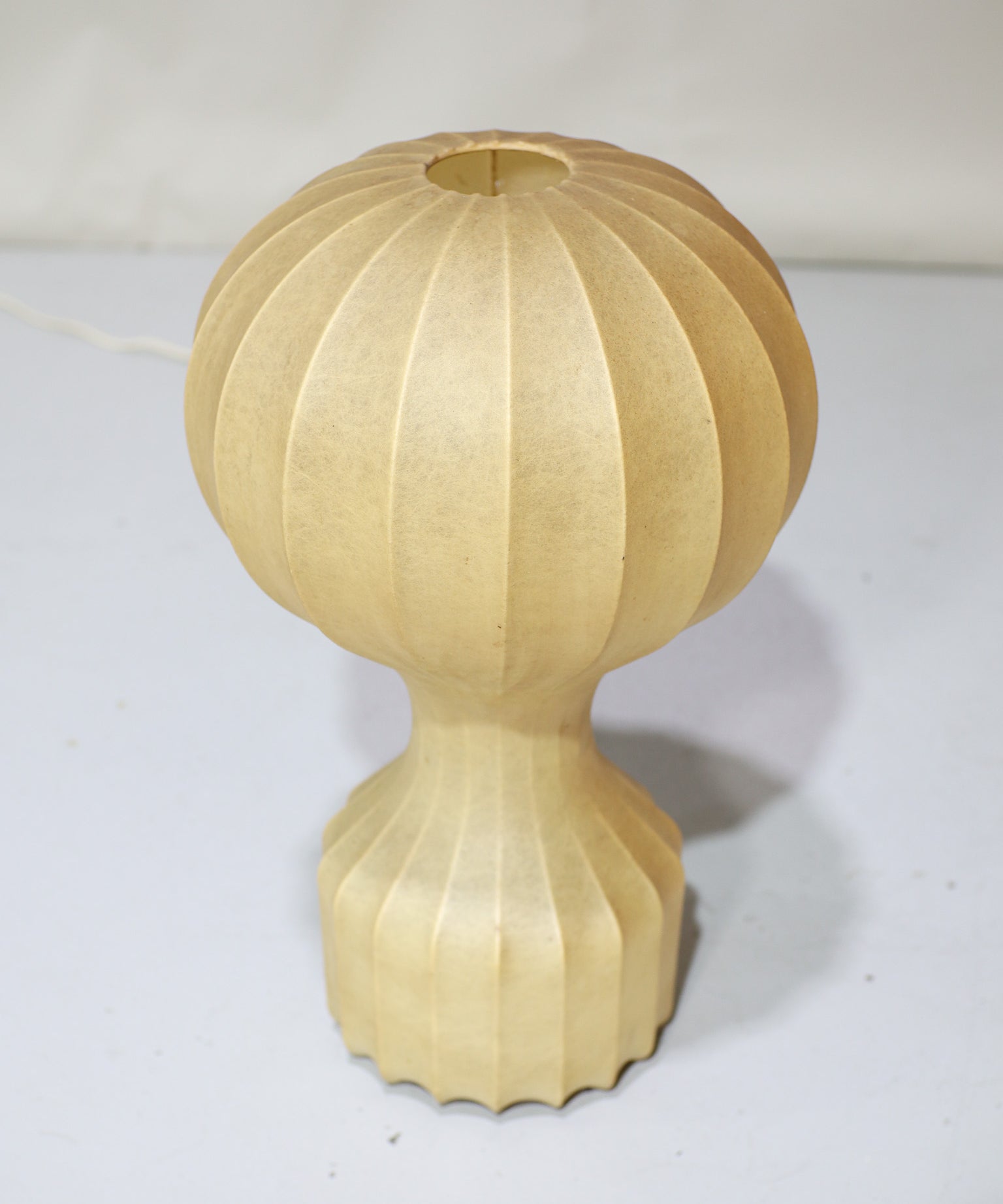 Gatto_cocoon_table_lamp_Flos_Giacomo_Castiglioni_Italy_1960