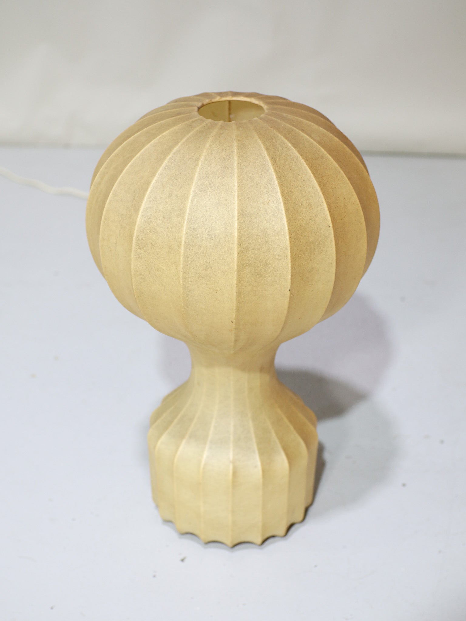 Gatto_cocoon_table_lamp_Flos_Giacomo_Castiglioni_Italy_1960