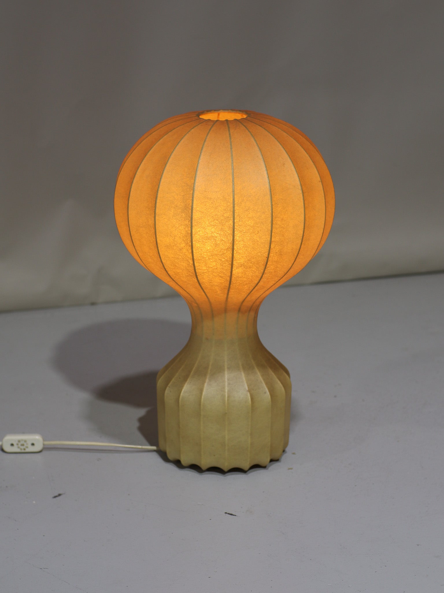 Gatto_cocoon_table_lamp_Flos_Giacomo_Castiglioni_Italy_1960