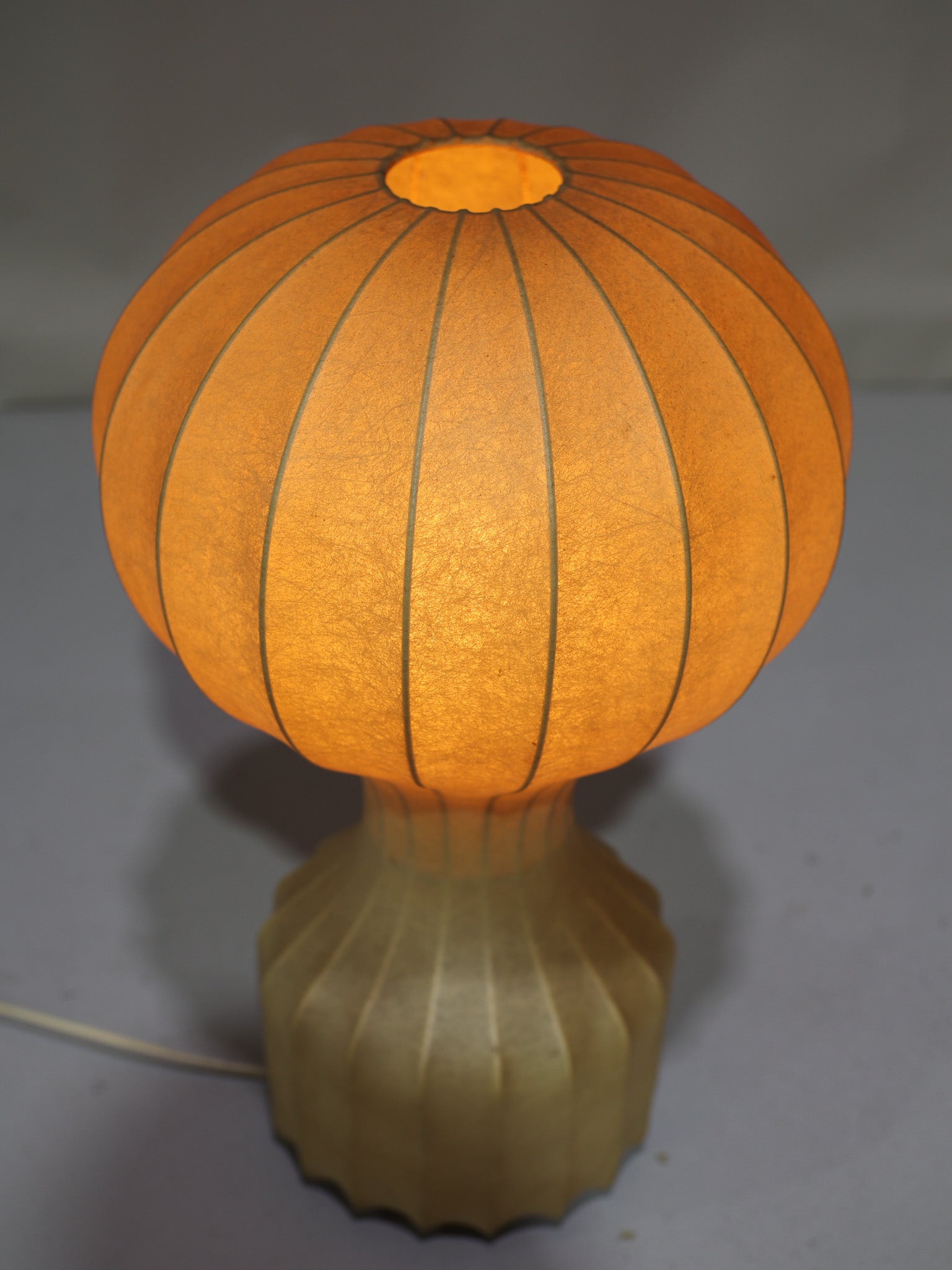 Gatto_cocoon_table_lamp_Flos_Giacomo_Castiglioni_Italy_1960