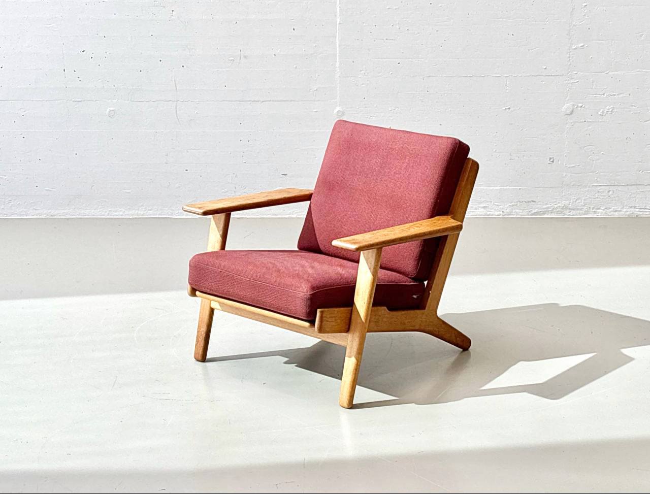GE_290_Easy_Chair_armchair_by_Hans_J._Wegner_for_Getama,_1950s