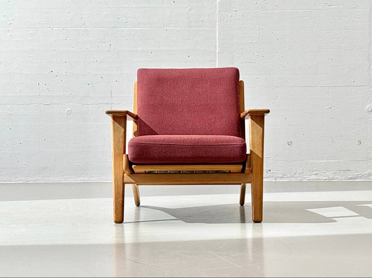 GE_290_Easy_Chair_armchair_by_Hans_J._Wegner_for_Getama,_1950s