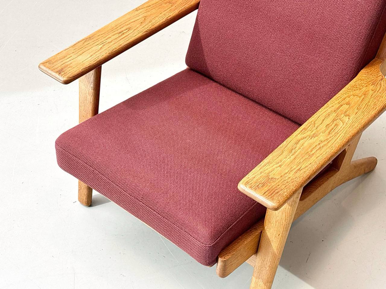 GE_290_Easy_Chair_armchair_by_Hans_J._Wegner_for_Getama,_1950s