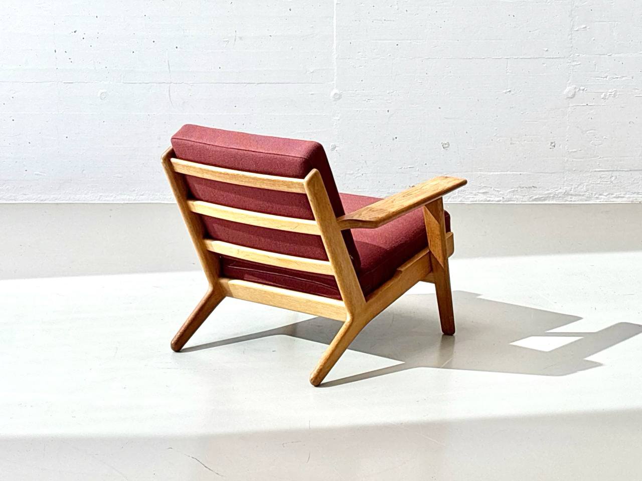 GE_290_Easy_Chair_armchair_by_Hans_J._Wegner_for_Getama,_1950s