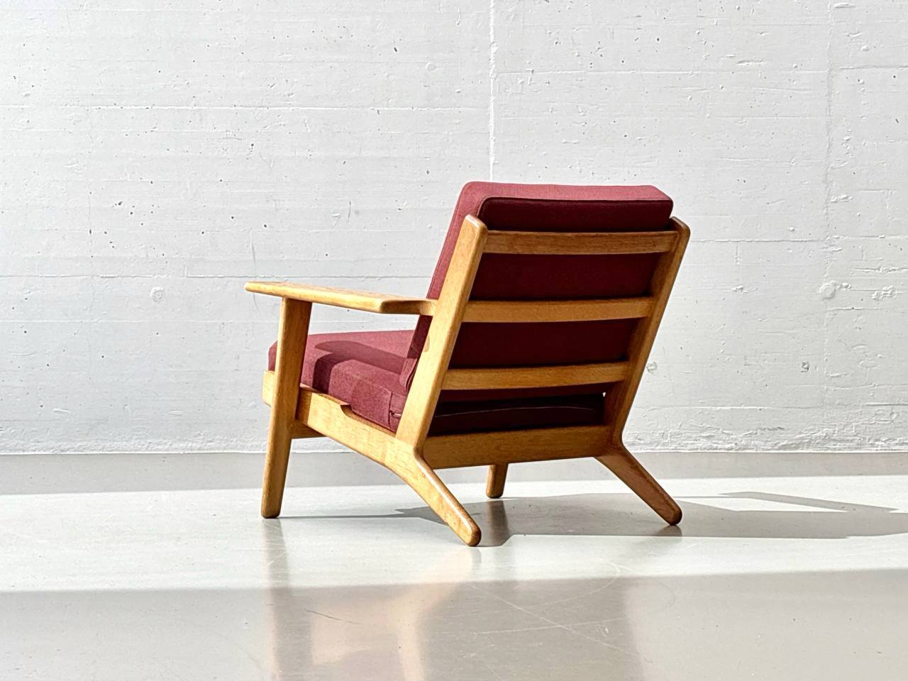 GE_290_Easy_Chair_armchair_by_Hans_J._Wegner_for_Getama,_1950s
