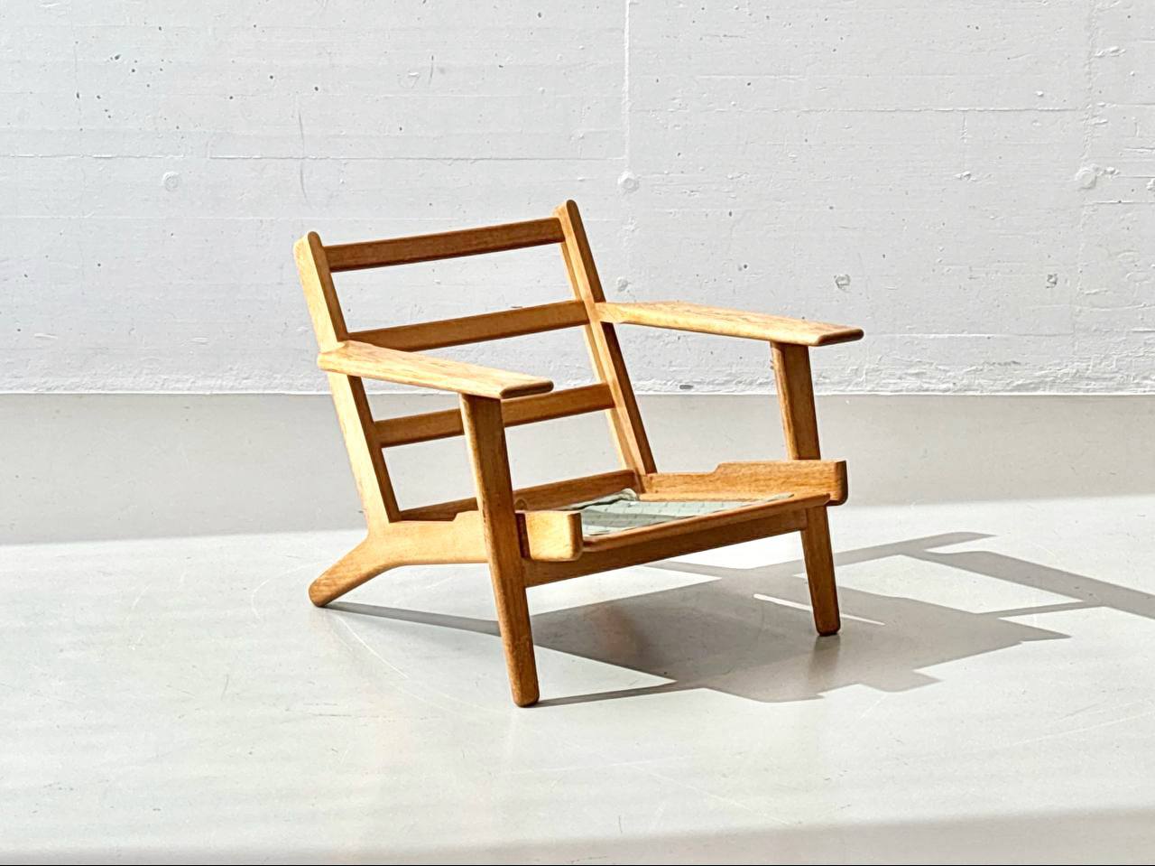 GE_290_Easy_Chair_armchair_by_Hans_J._Wegner_for_Getama,_1950s